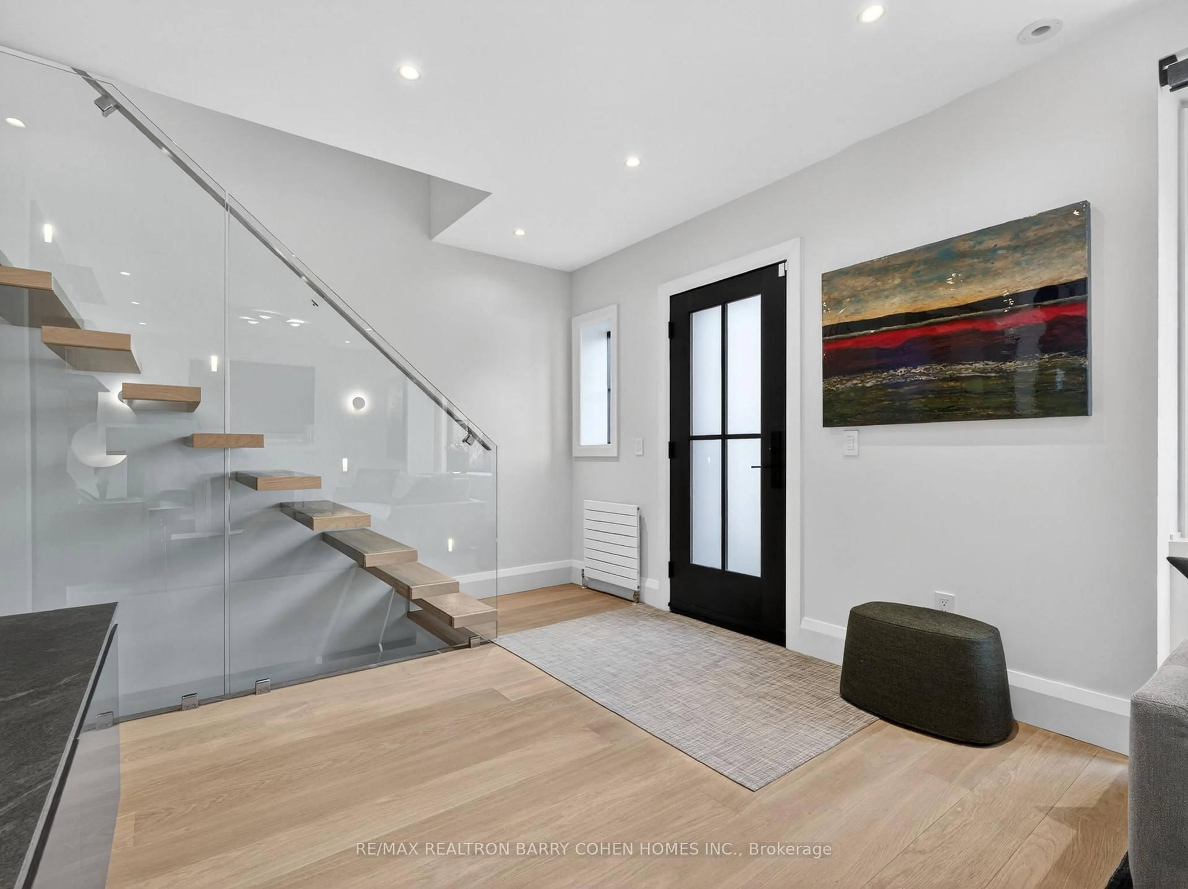 Indoor entryway for 130 Mona Dr, Toronto Ontario M5N 2R6