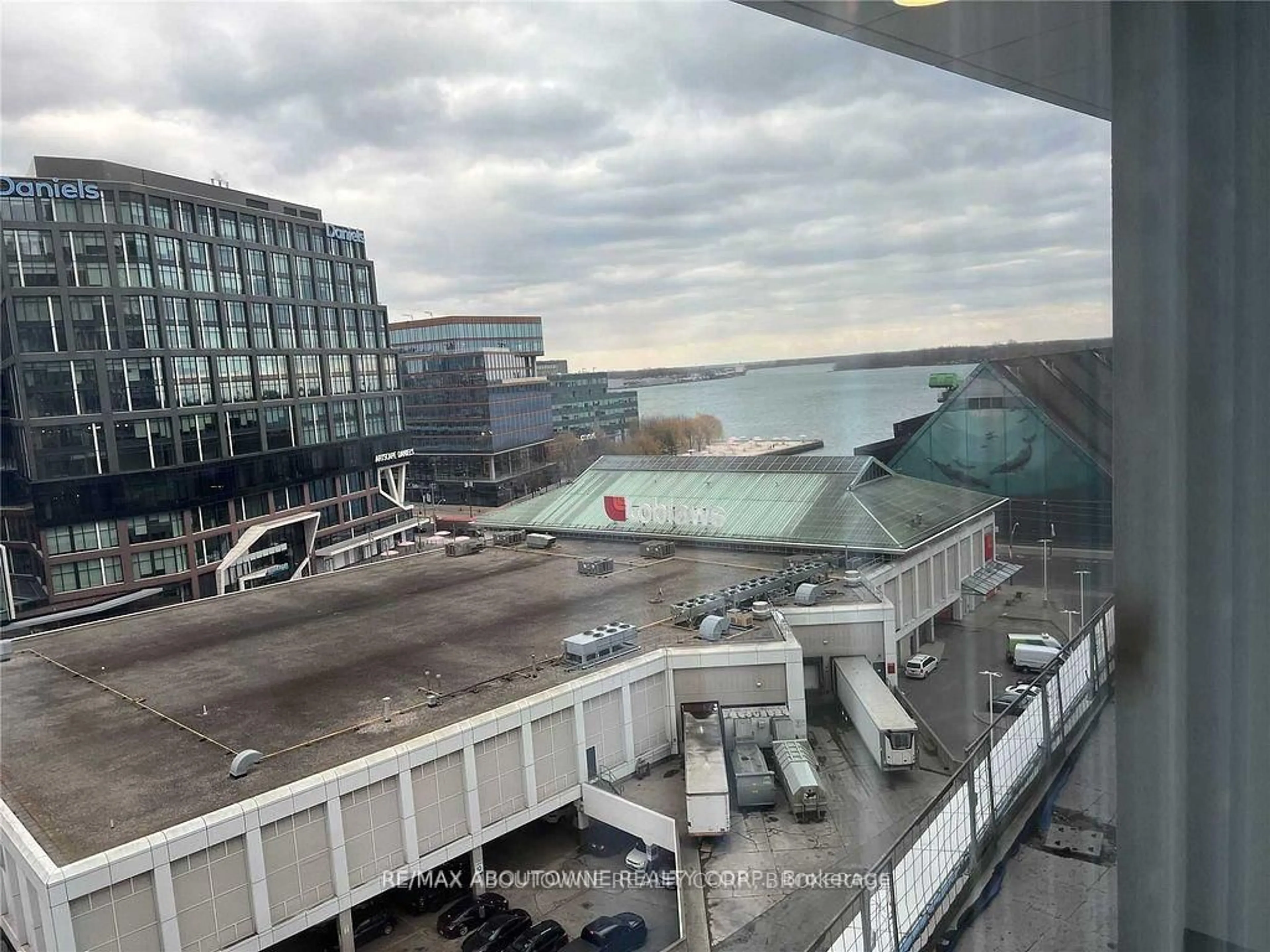 Blurry image for 138 Downes St #1105, Toronto Ontario M5E 0E4