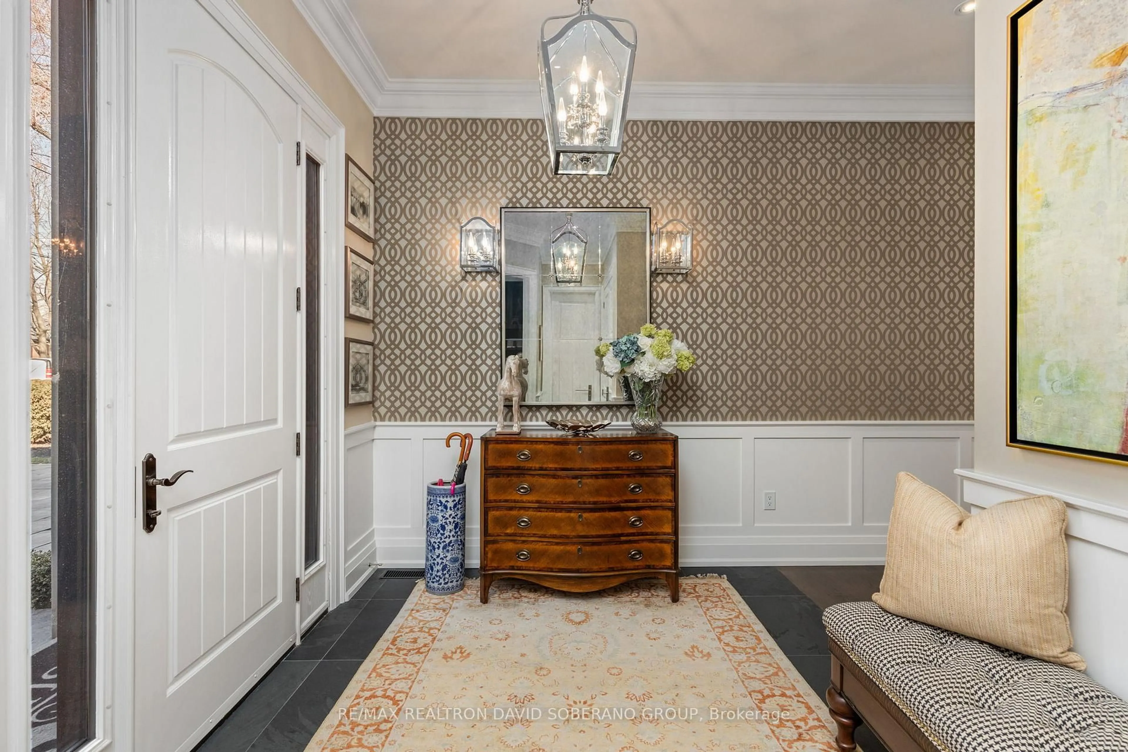 Indoor entryway for 3 Dunsmore Gdns, Toronto Ontario M3H 3M1