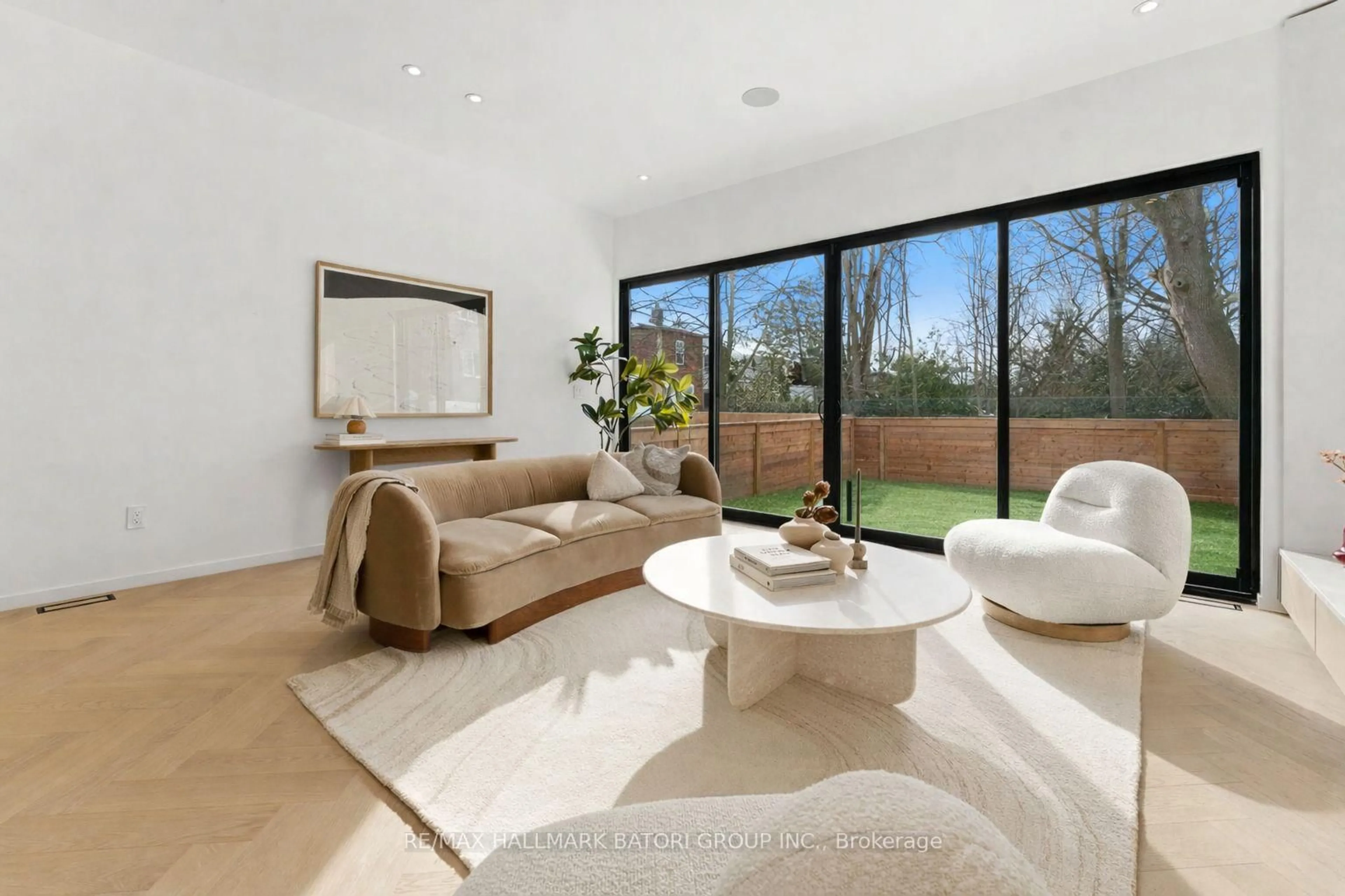 Living room with furniture, unknown for 538 Duplex Ave, Toronto Ontario M4R 1E6