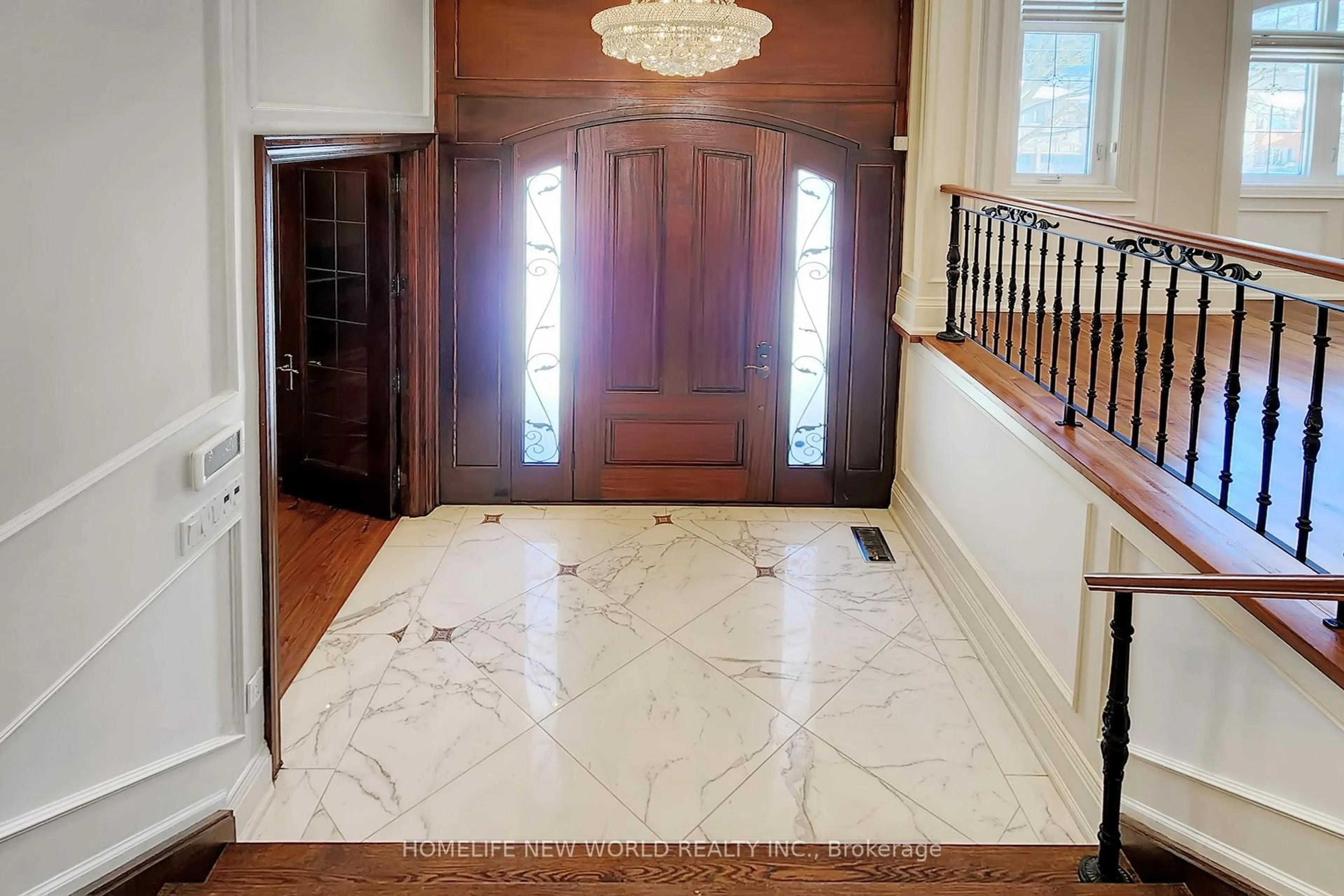 Indoor foyer for 110 Bidewell Ave, Toronto Ontario M3H 1J9