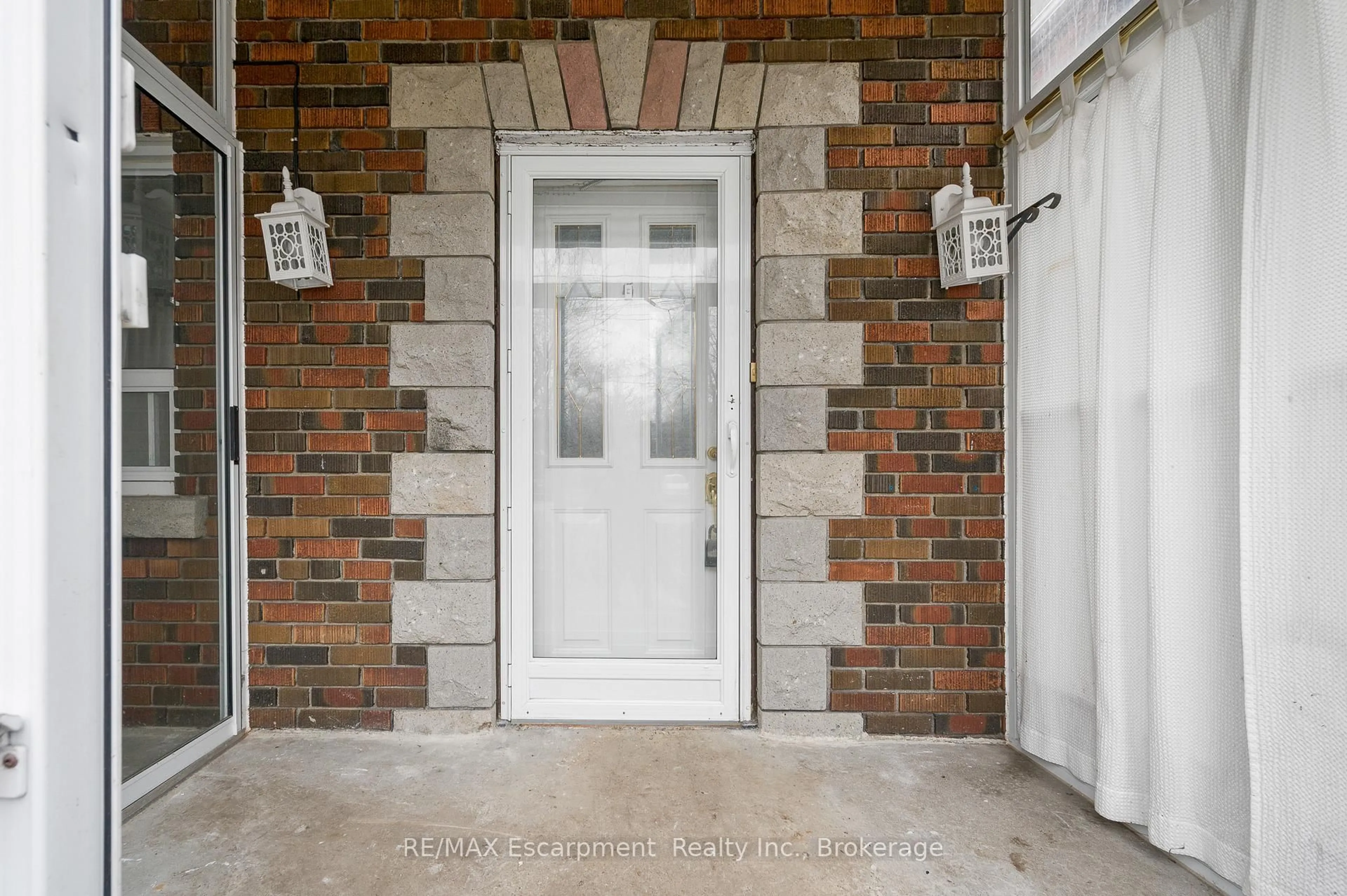 Indoor entryway for 751 Eglinton Ave, Toronto Ontario M4G 2K8