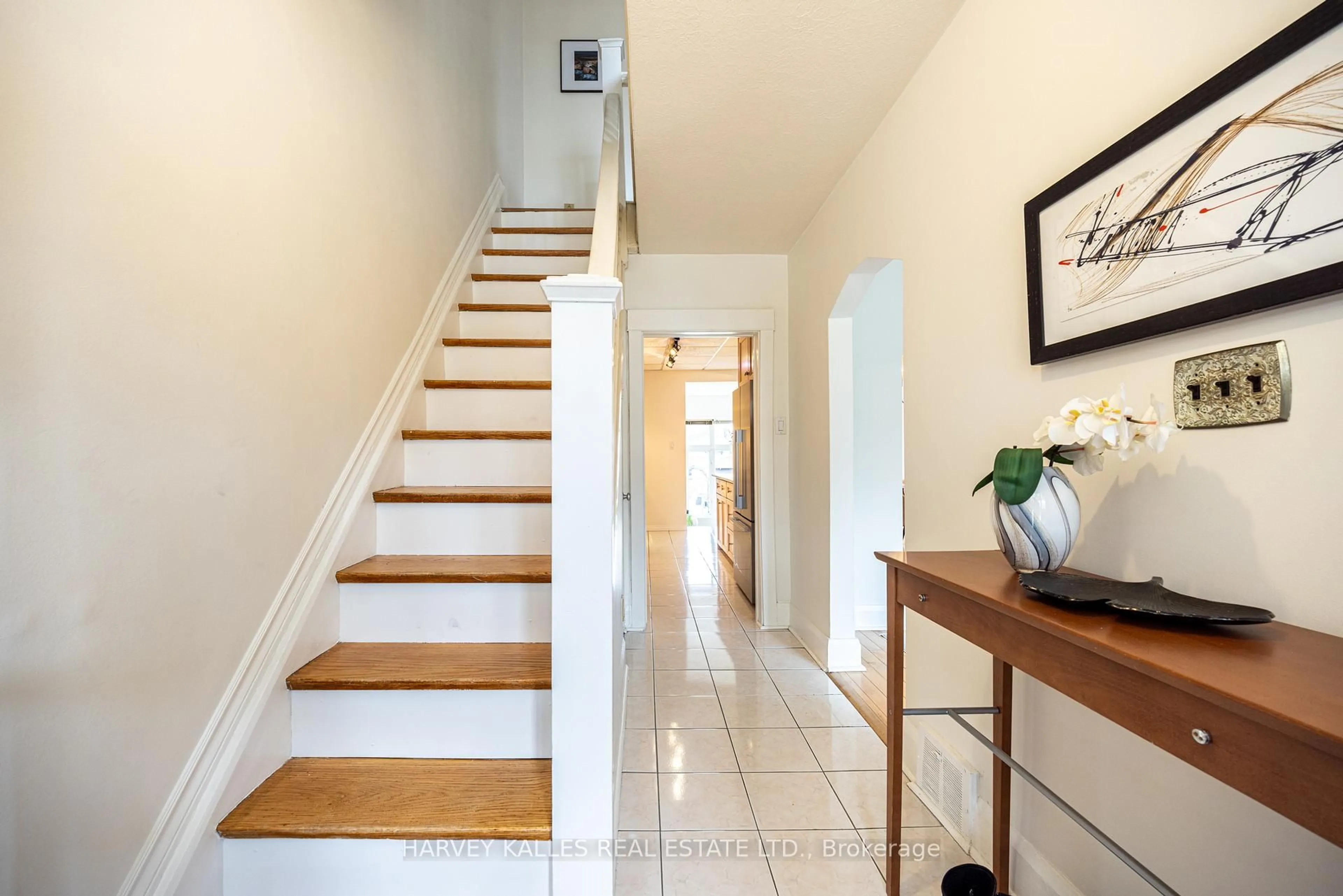 Indoor entryway for 467 Hillsdale Ave, Toronto Ontario M4S 1V1