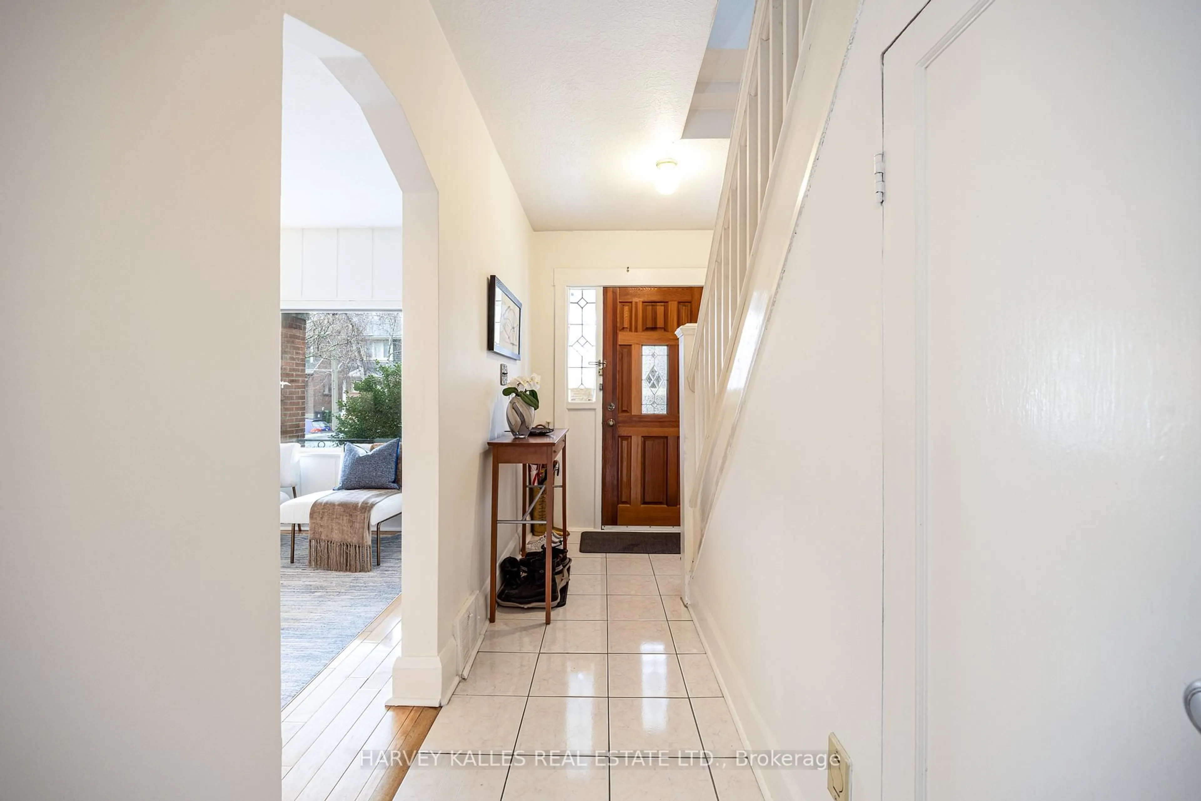 Indoor entryway for 467 Hillsdale Ave, Toronto Ontario M4S 1V1