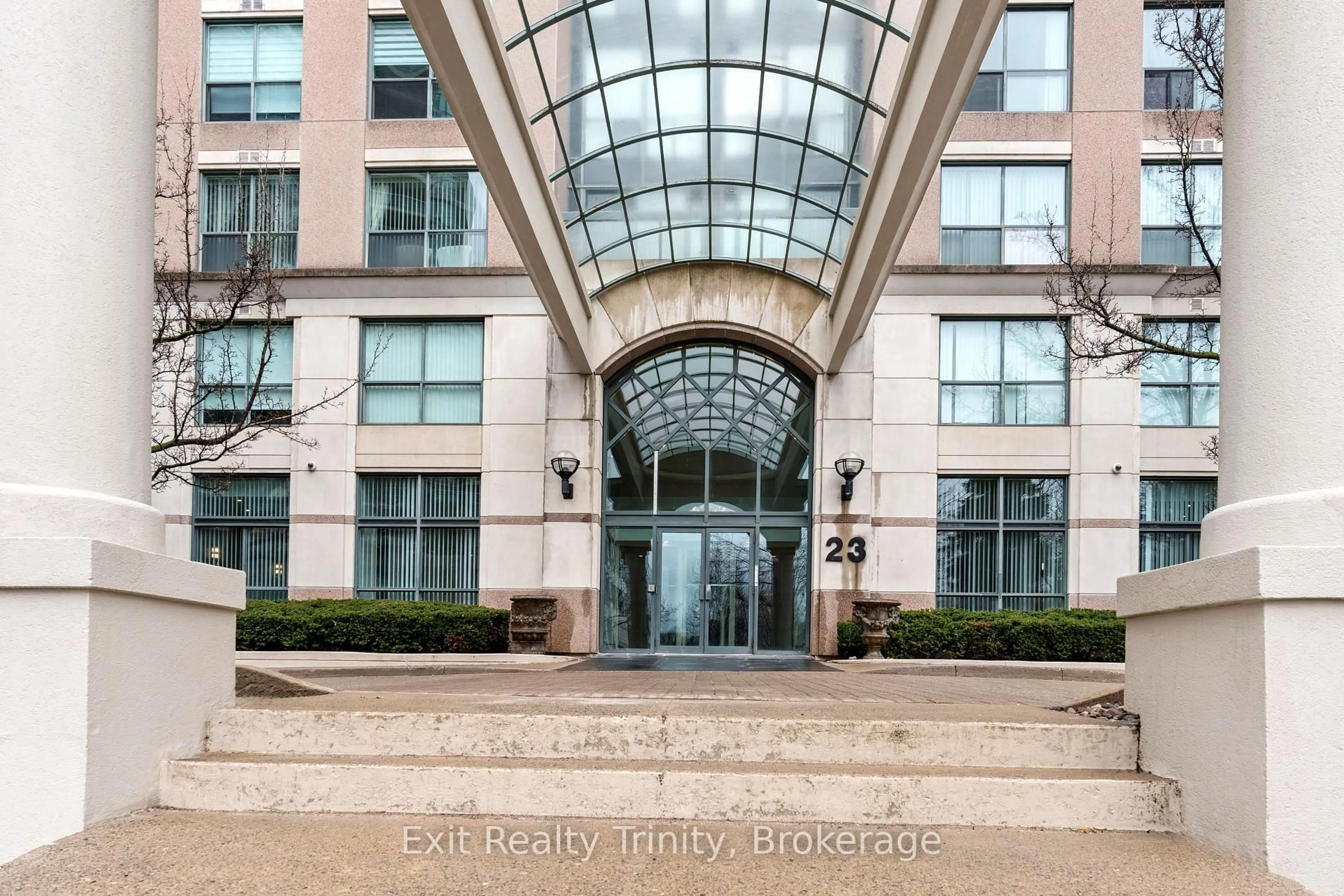 Indoor foyer for 23 Lorraine Dr #318, Toronto Ontario M2N 6Z6