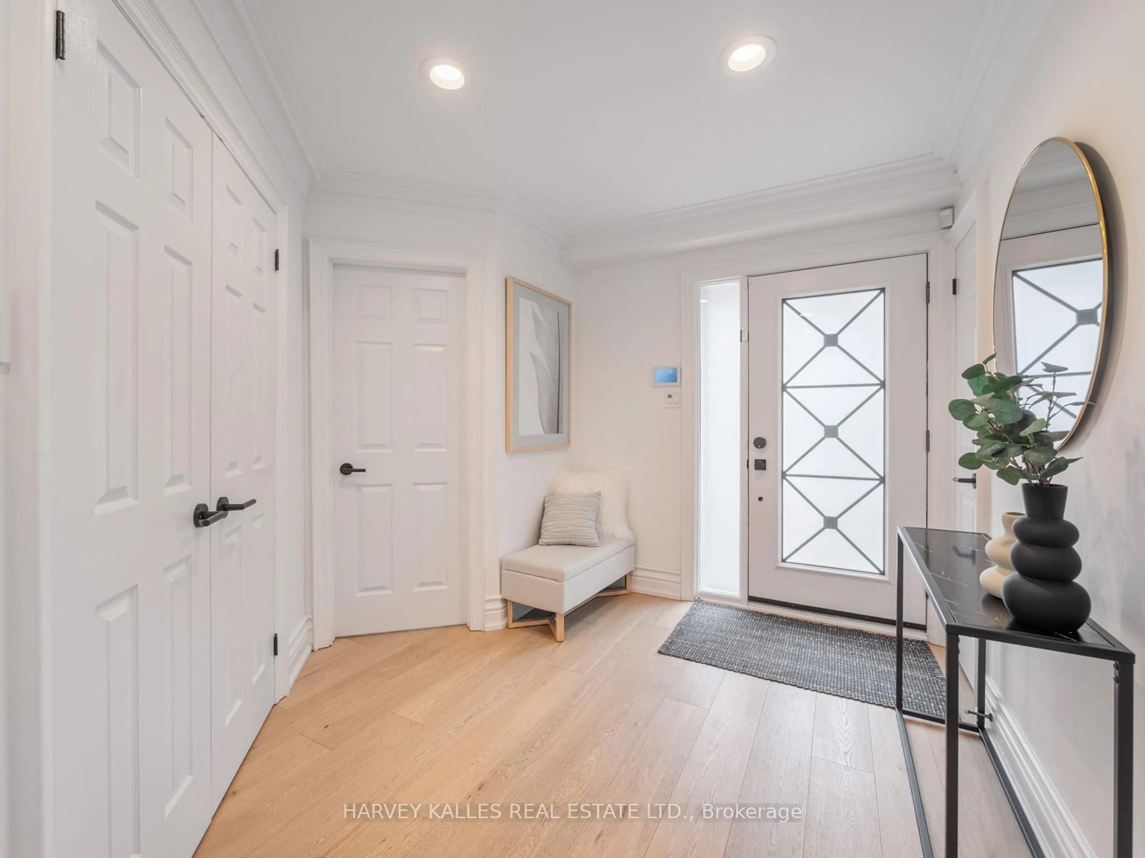 Indoor entryway for 431 Douglas Ave, Toronto Ontario M5M 1H3