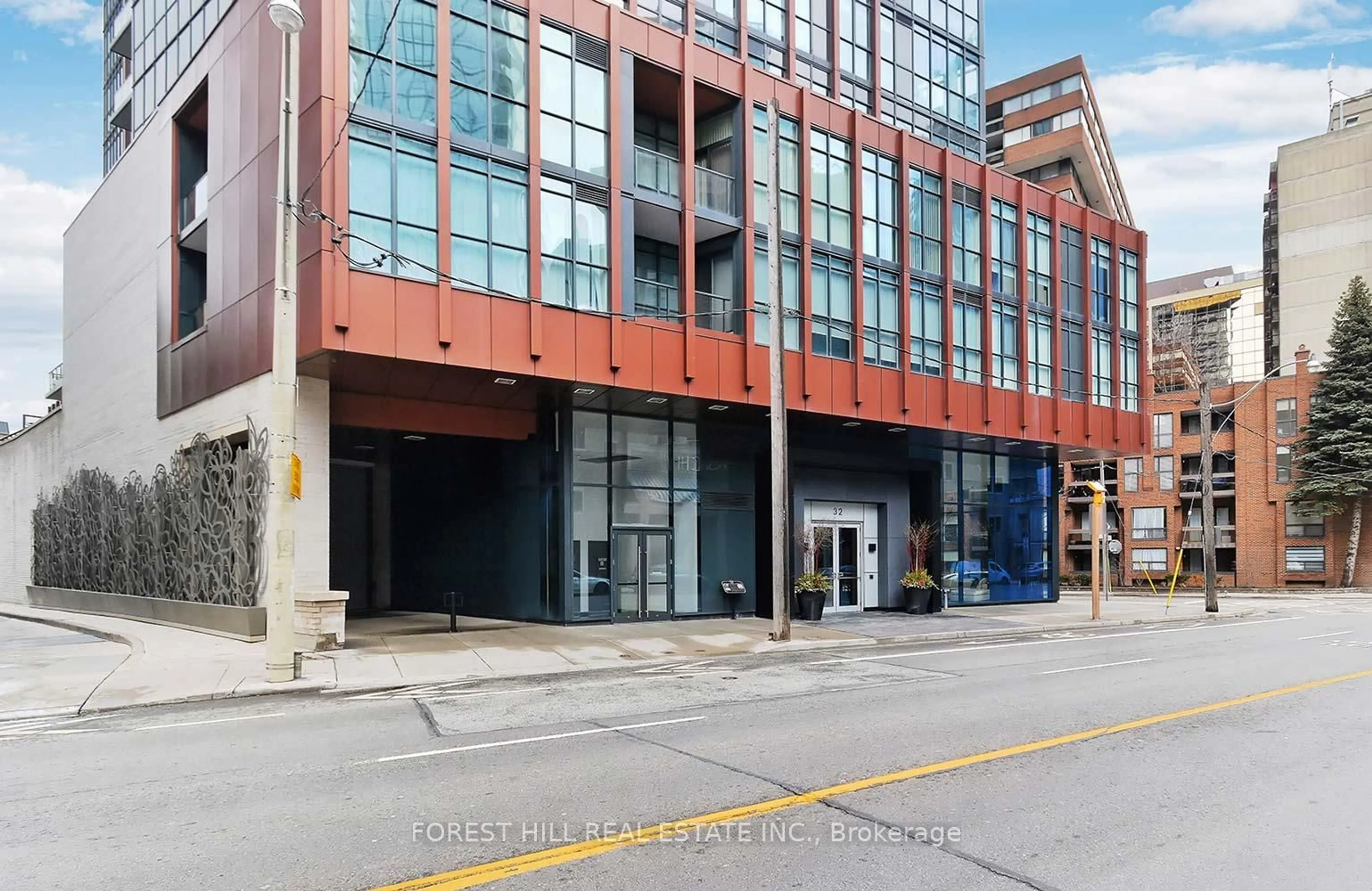 Indoor foyer for 32 Davenport Rd #2407, Toronto Ontario M5R 0B5