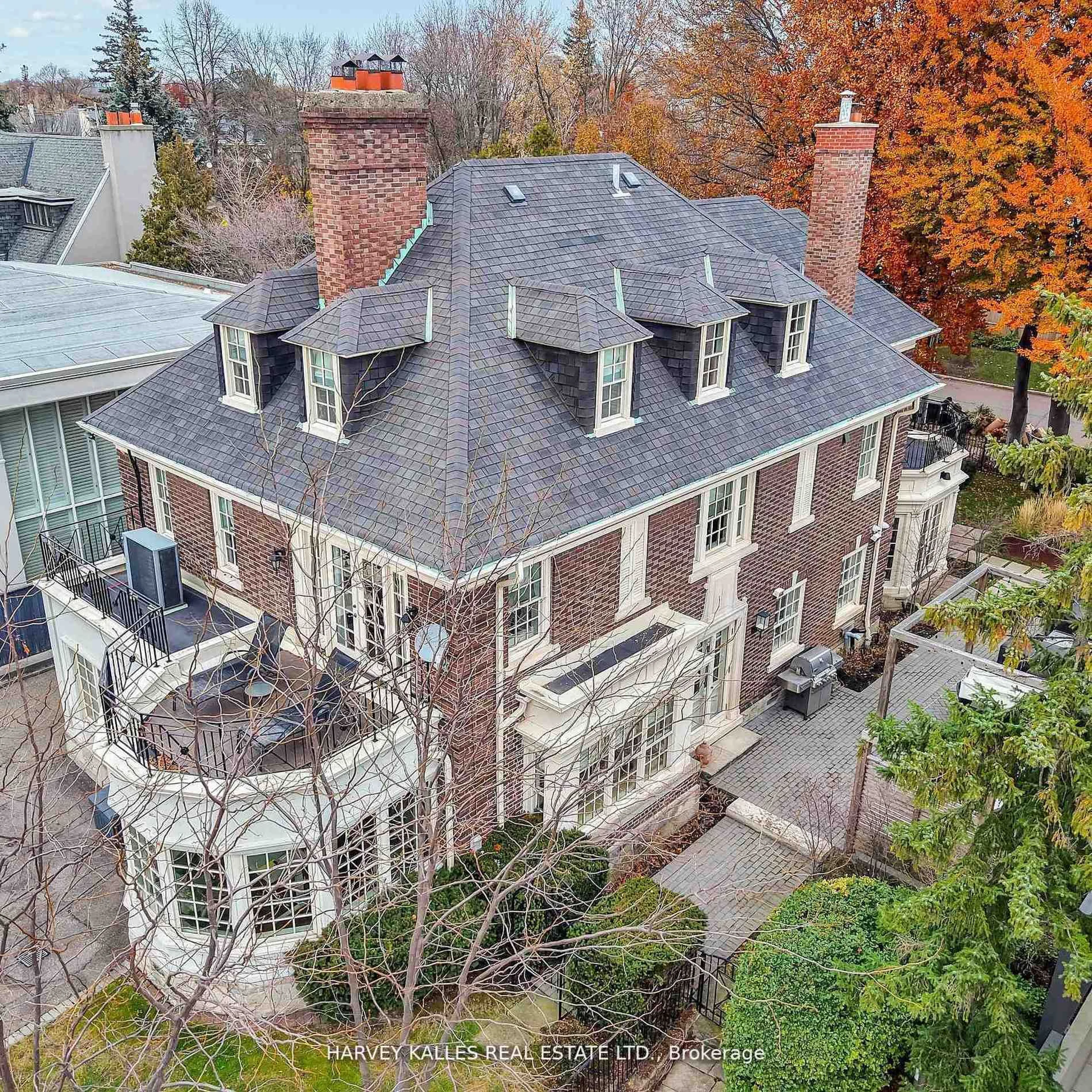A pic from outside/outdoor area/front of a property/back of a property/a pic from drone, unknown for 444 Russell Hill Rd, Toronto Ontario M5P 2S5
