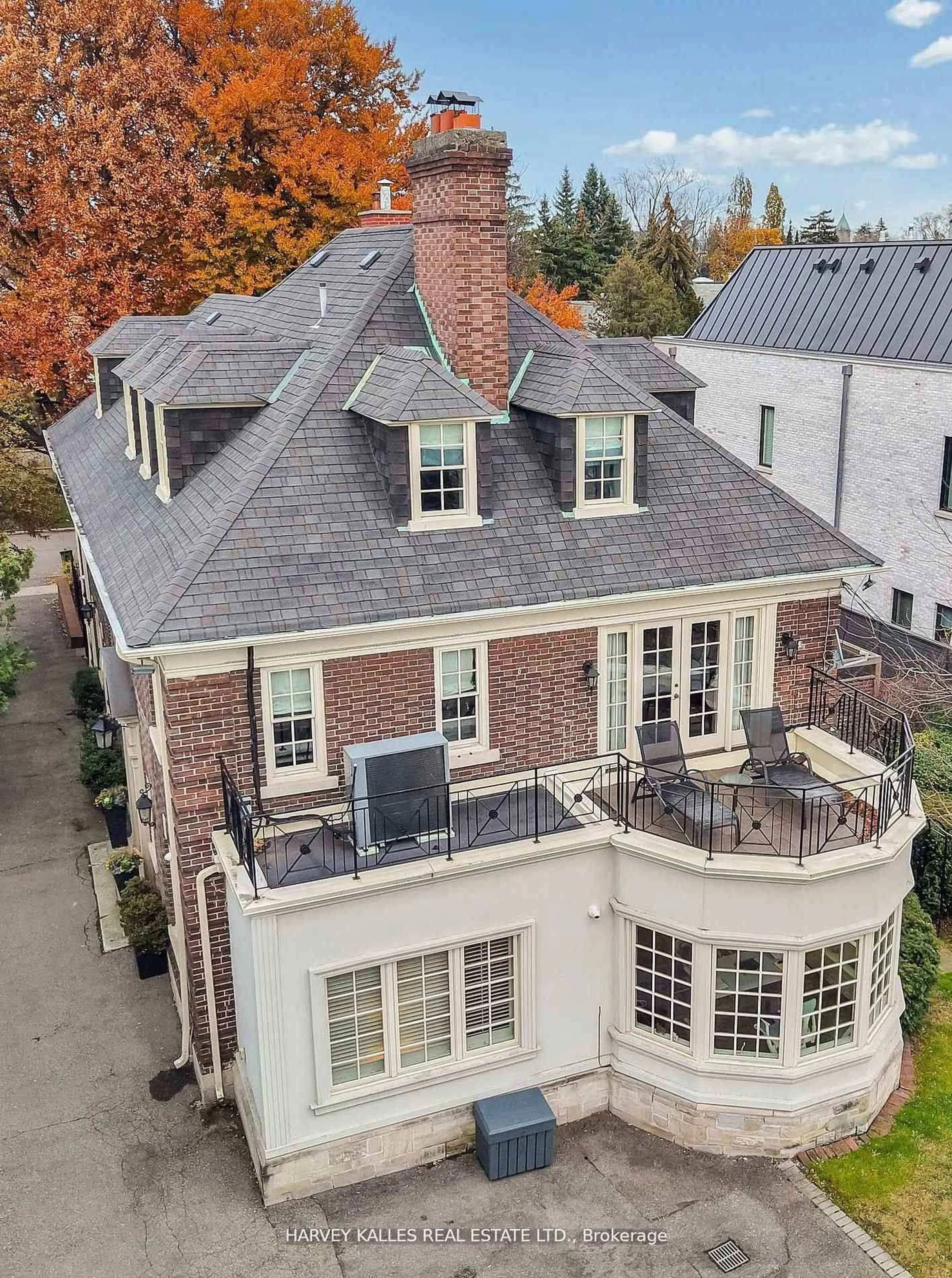 A pic from outside/outdoor area/front of a property/back of a property/a pic from drone, street for 444 Russell Hill Rd, Toronto Ontario M5P 2S5