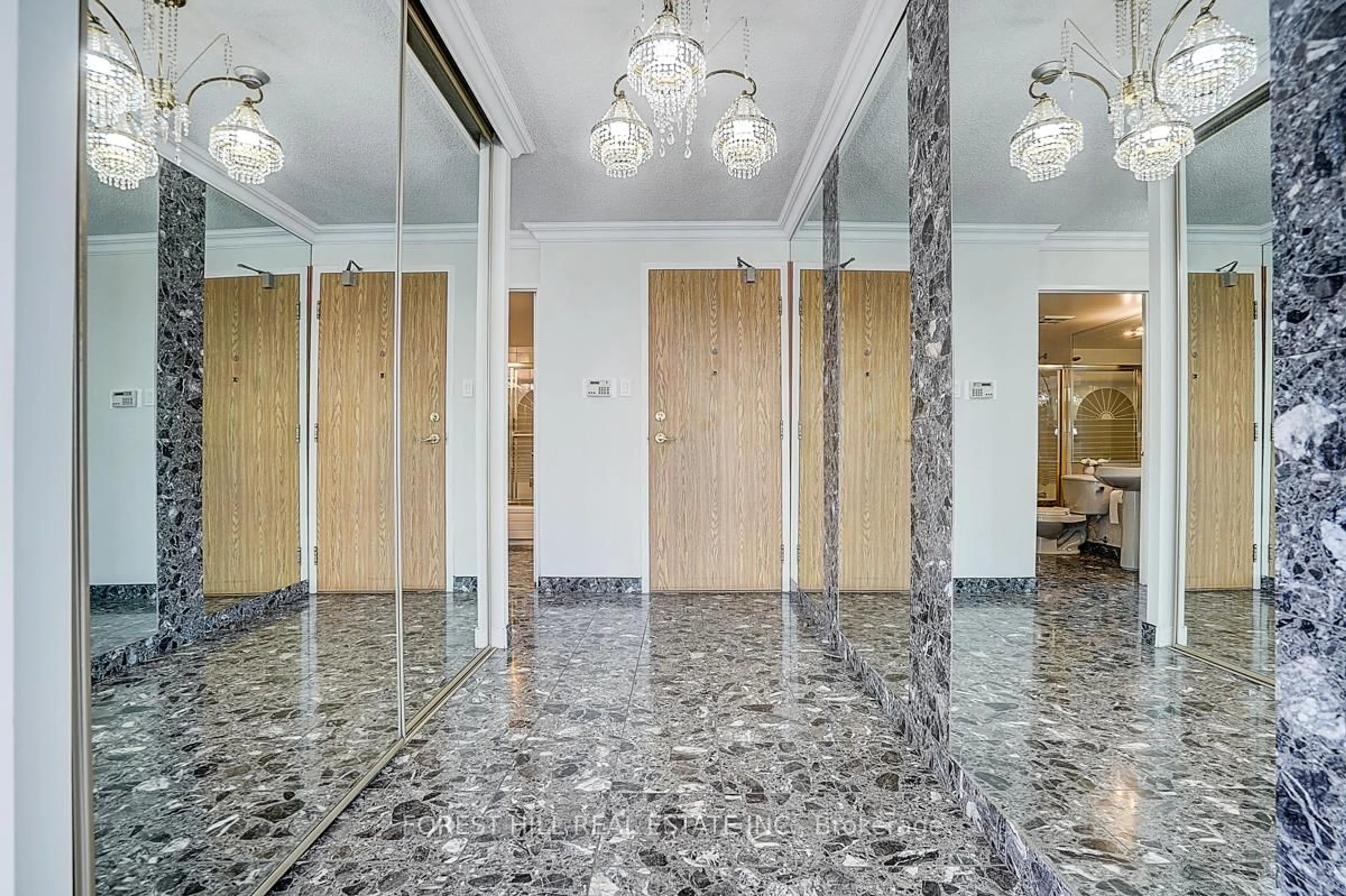 Indoor foyer for 1101 Steeles Ave #1811, Toronto Ontario M2R 3W5