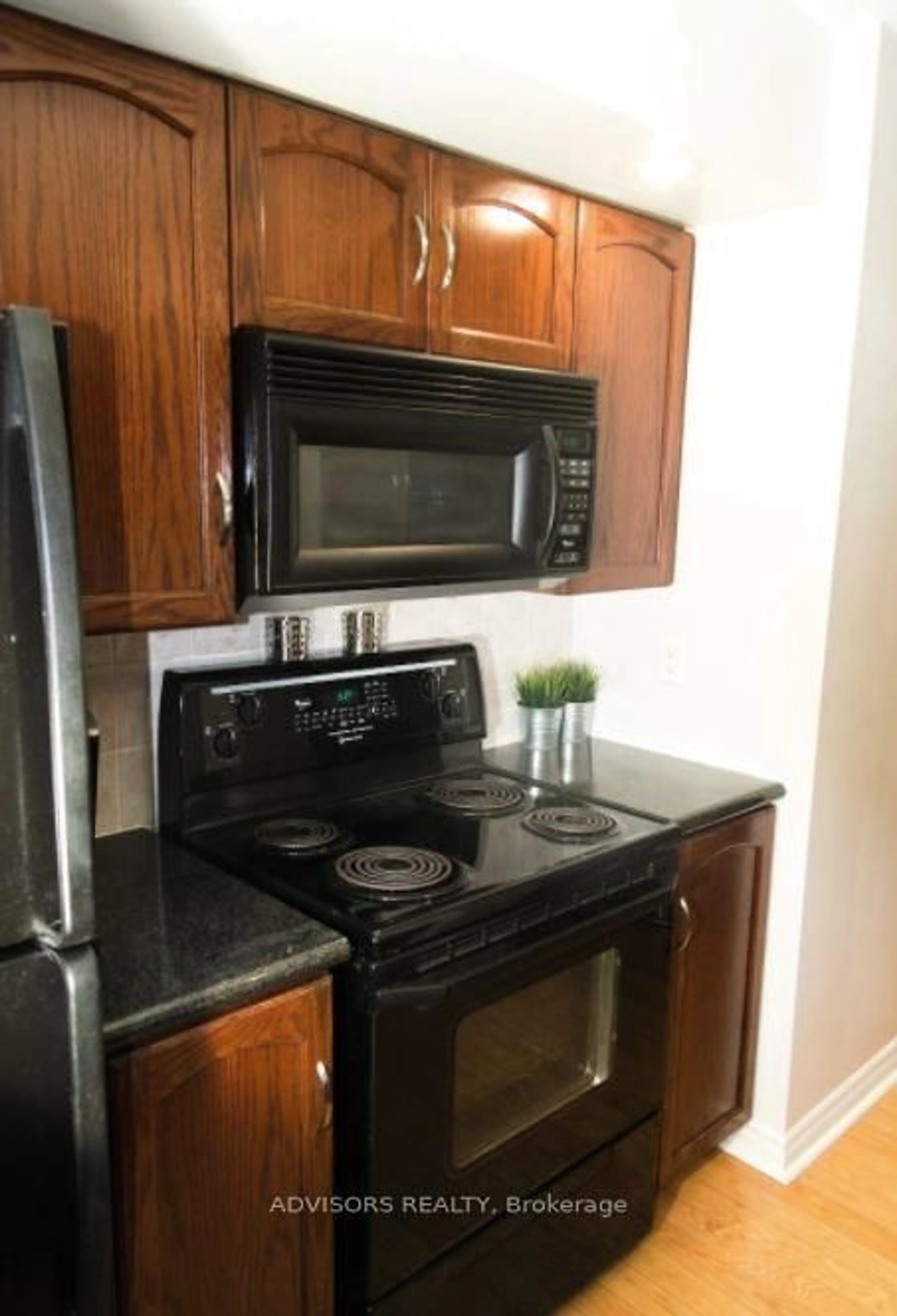 Standard kitchen, unknown for 270 Wellington St #413, Toronto Ontario M5V 3P5