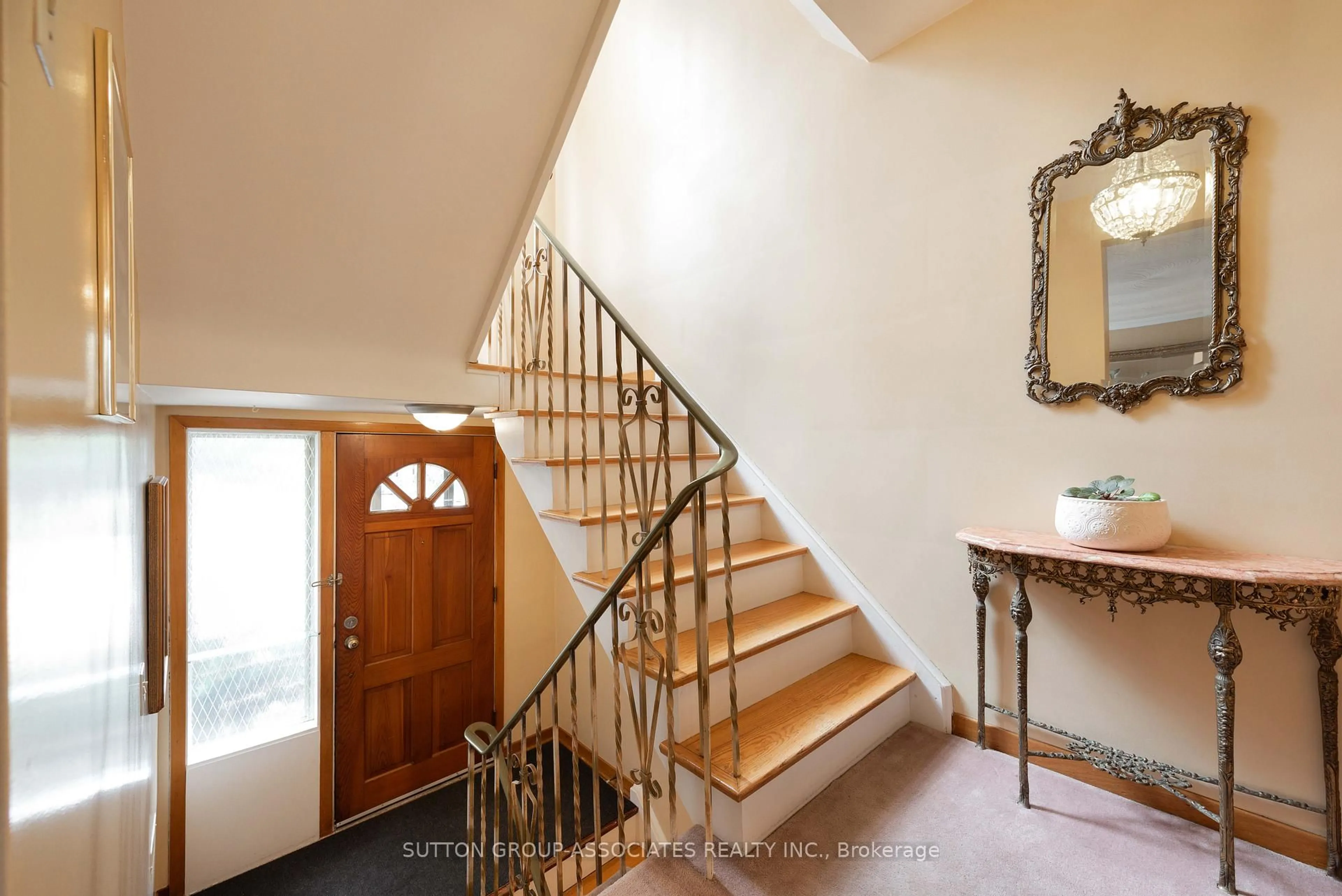 Indoor foyer for 299 Wychwood Ave, Toronto Ontario M6C 2T6