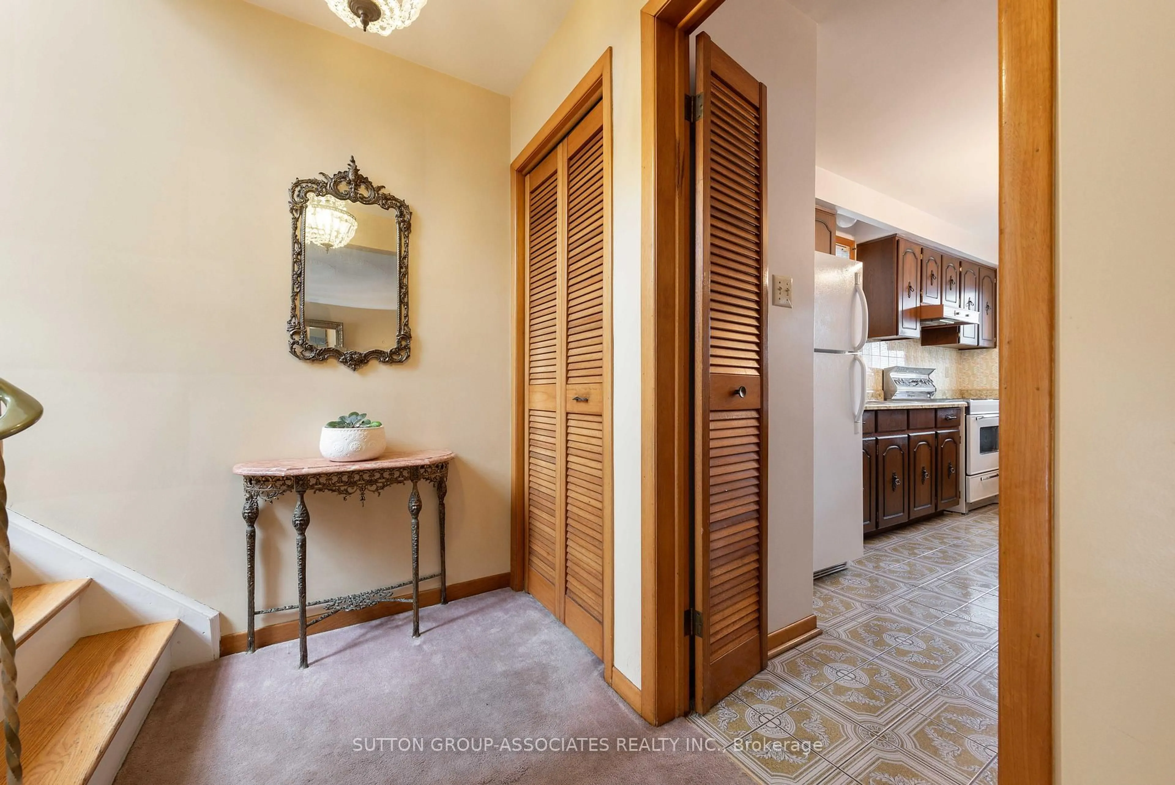 Indoor entryway for 299 Wychwood Ave, Toronto Ontario M6C 2T6