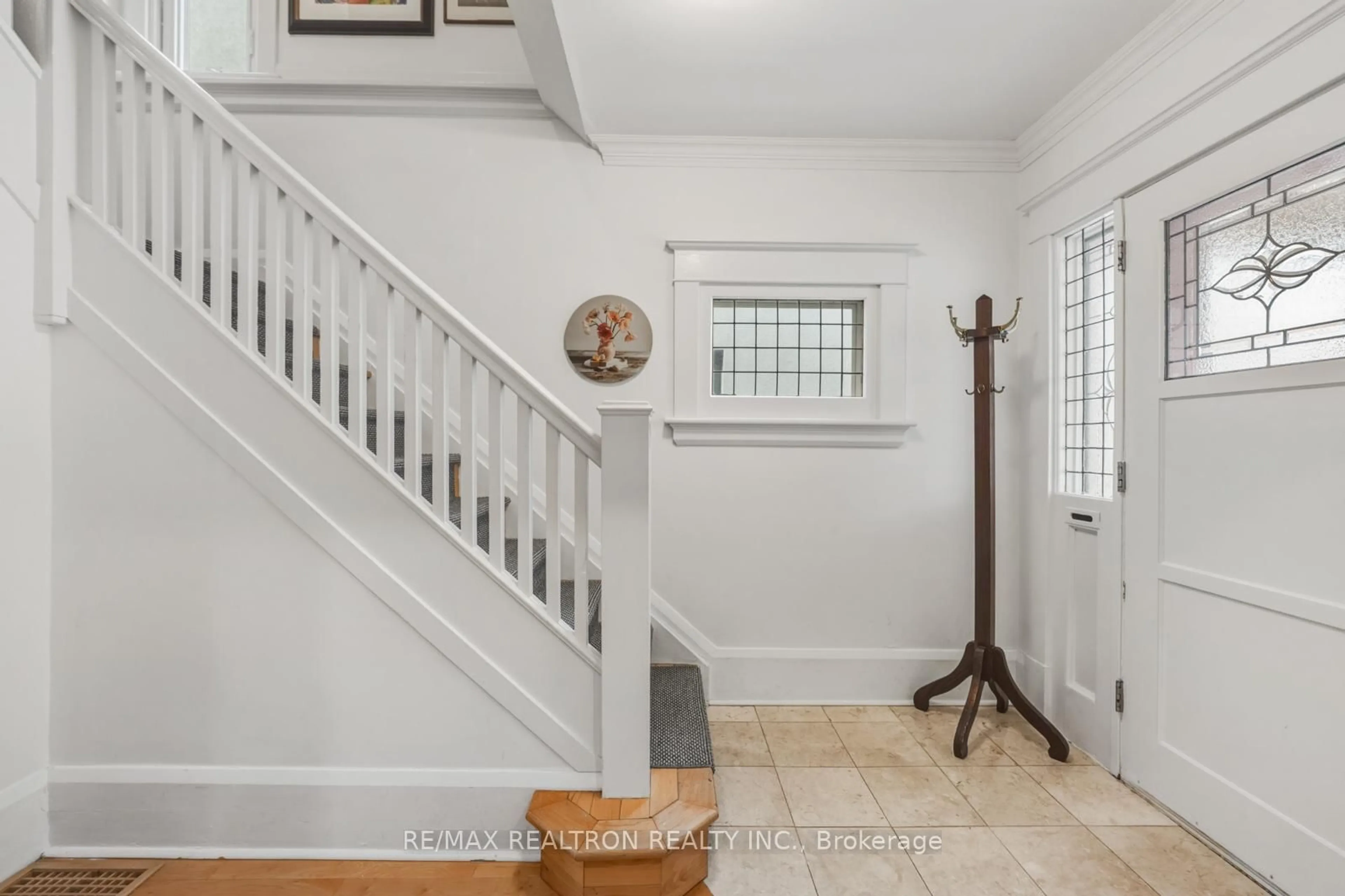 Indoor entryway for 126 Pinewood Ave, Toronto Ontario M6C 2V3