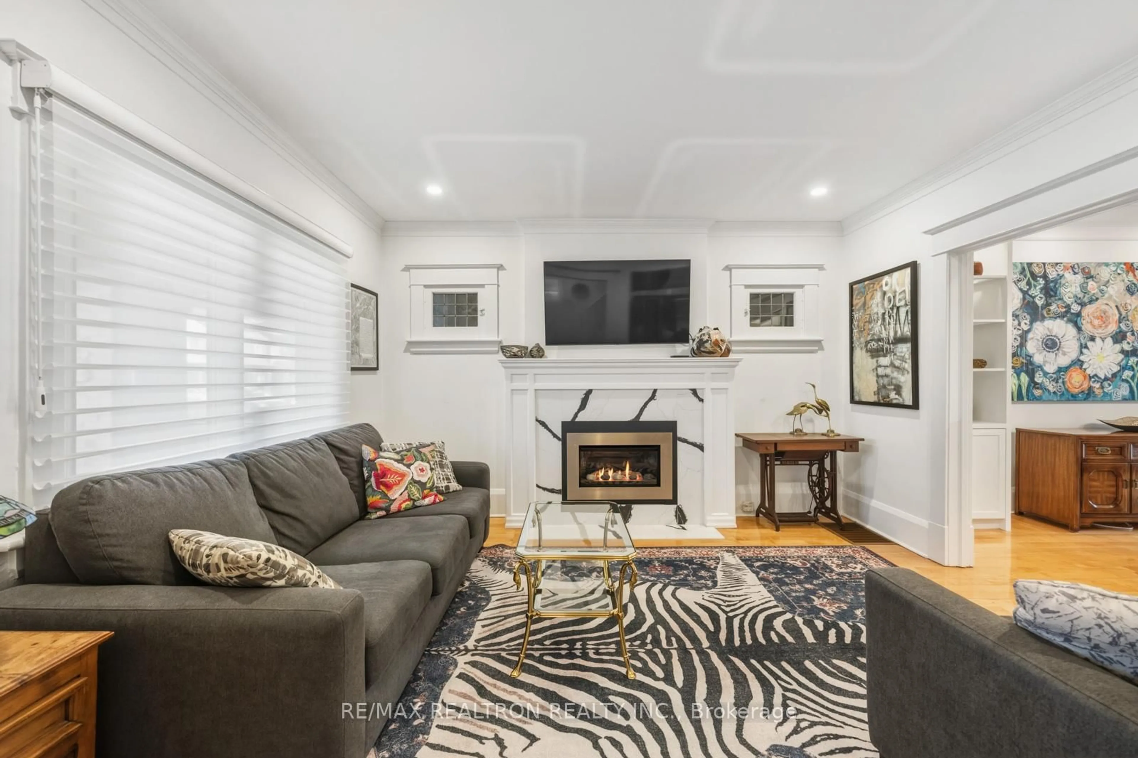 Living room with furniture, unknown for 126 Pinewood Ave, Toronto Ontario M6C 2V3