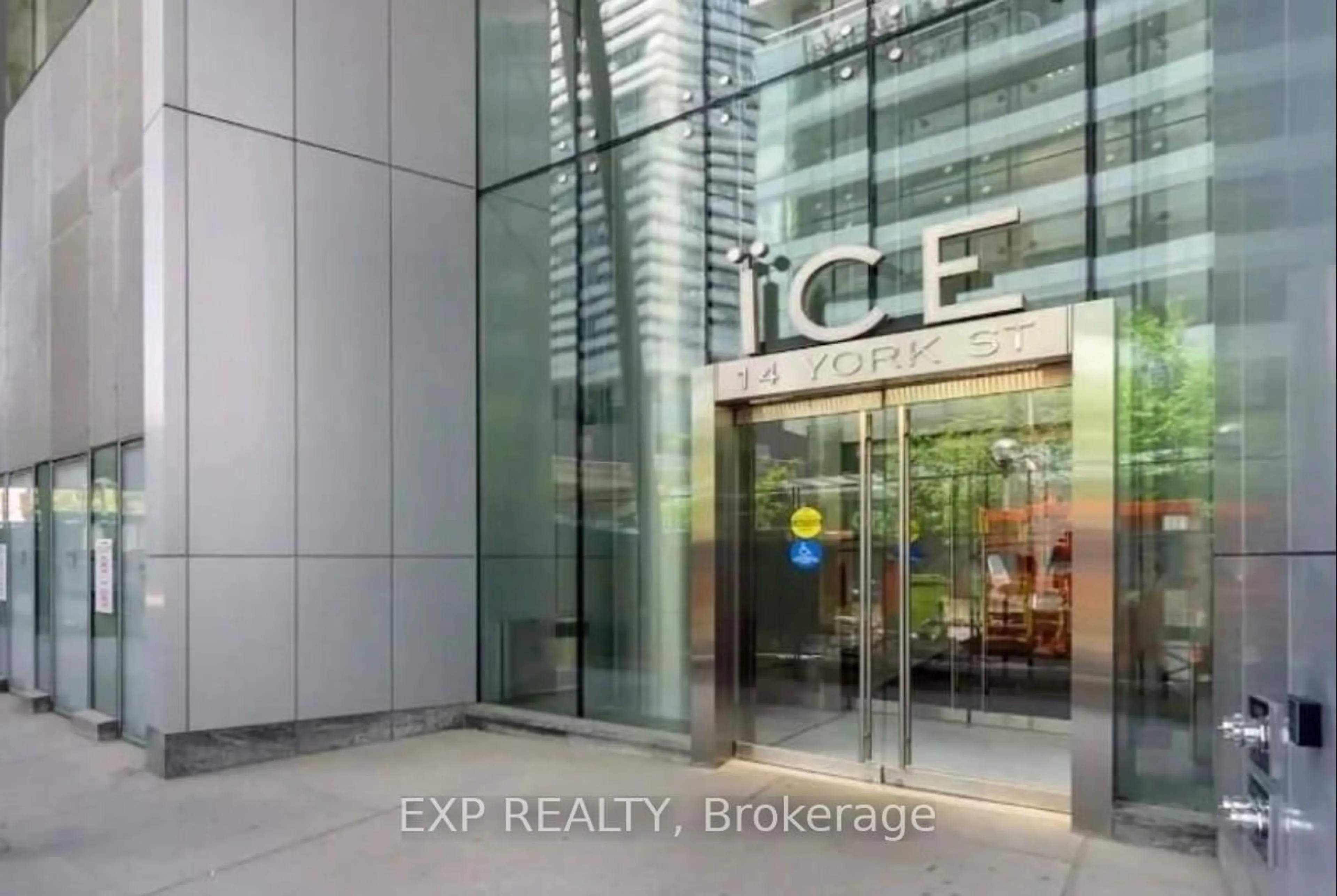 Indoor foyer for 14 York St #4008, Toronto Ontario M5J 0A9