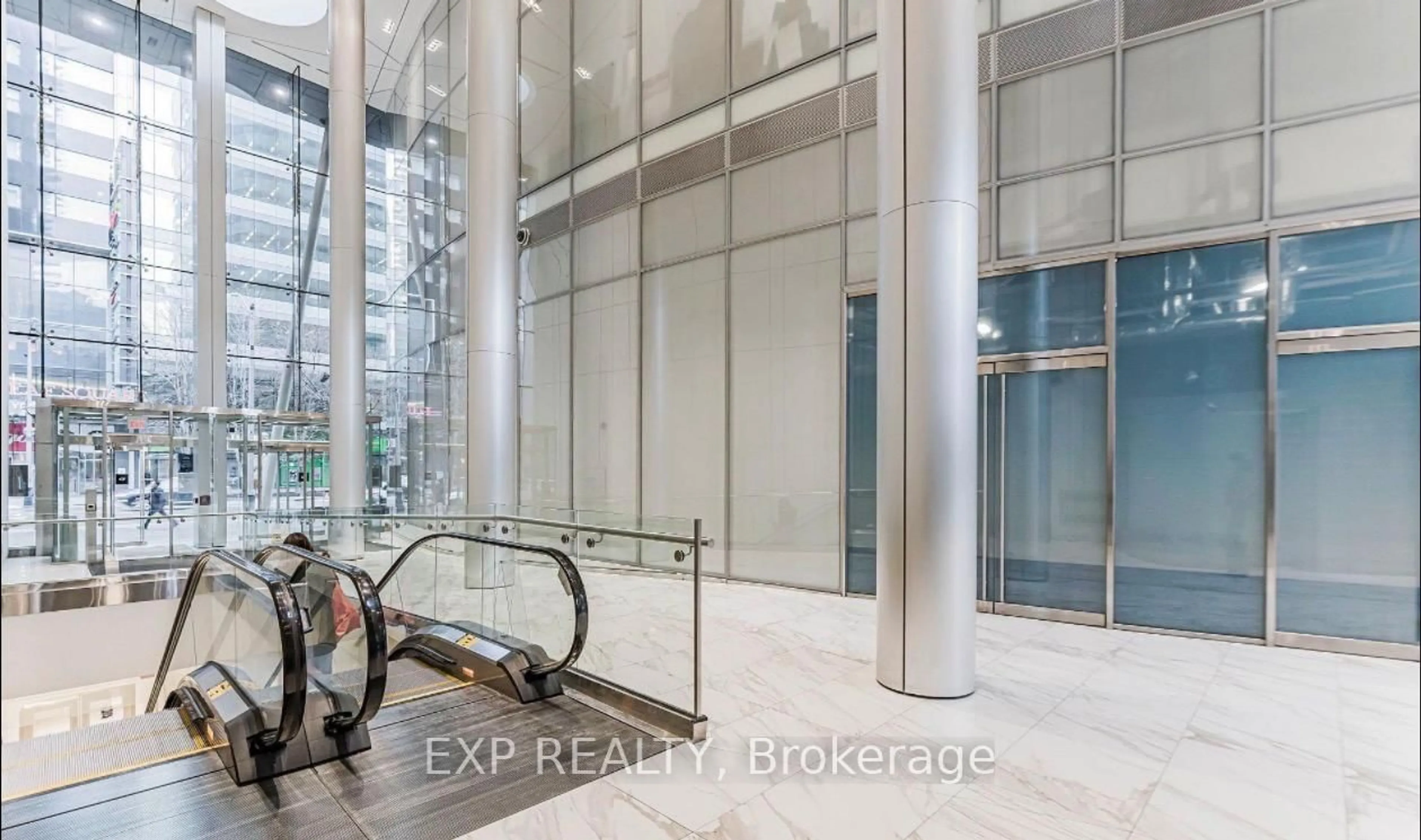 Indoor foyer for 14 York St #4008, Toronto Ontario M5J 0A9