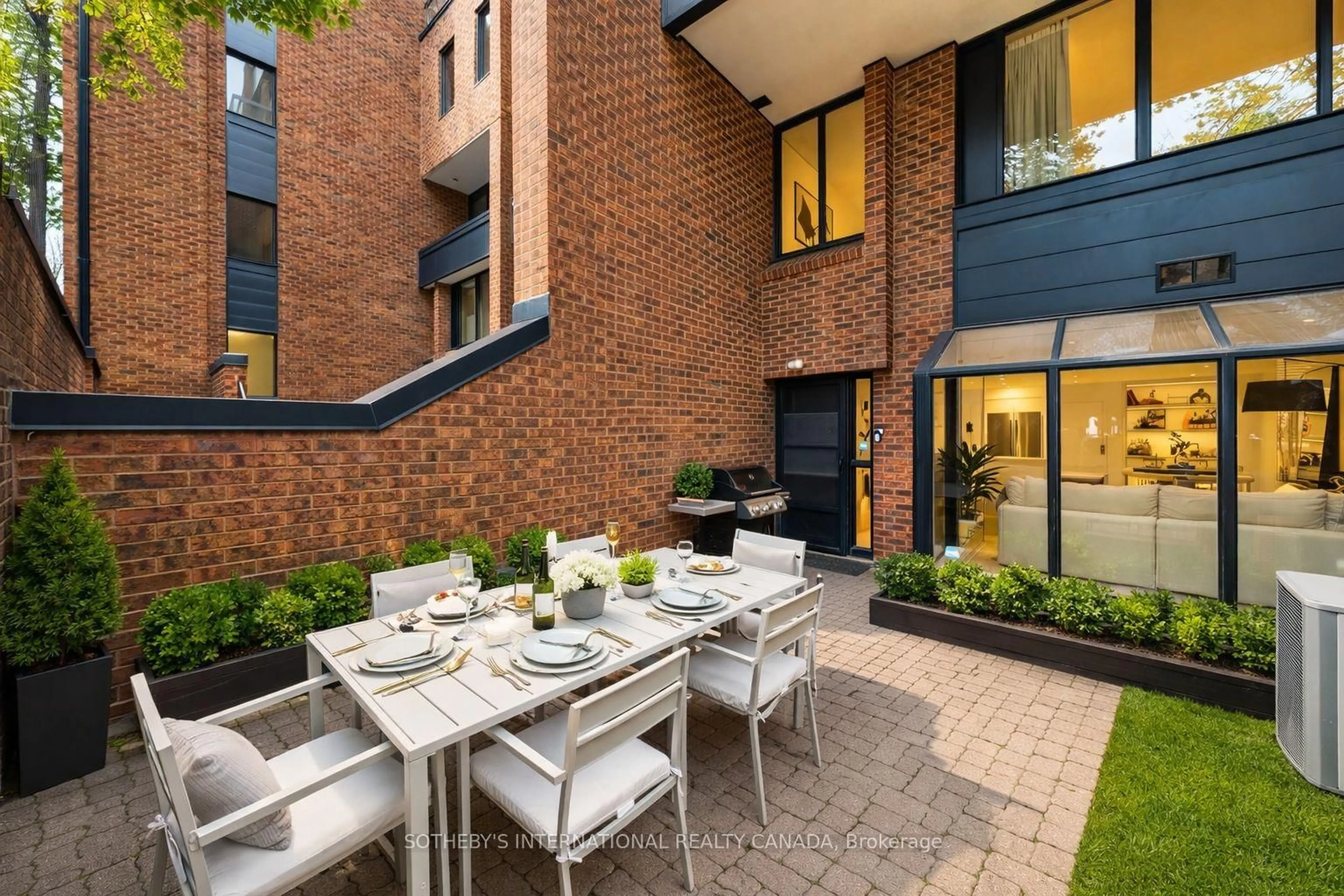 Patio, street for 142 Pears Ave #A4, Toronto Ontario M5R 1T2