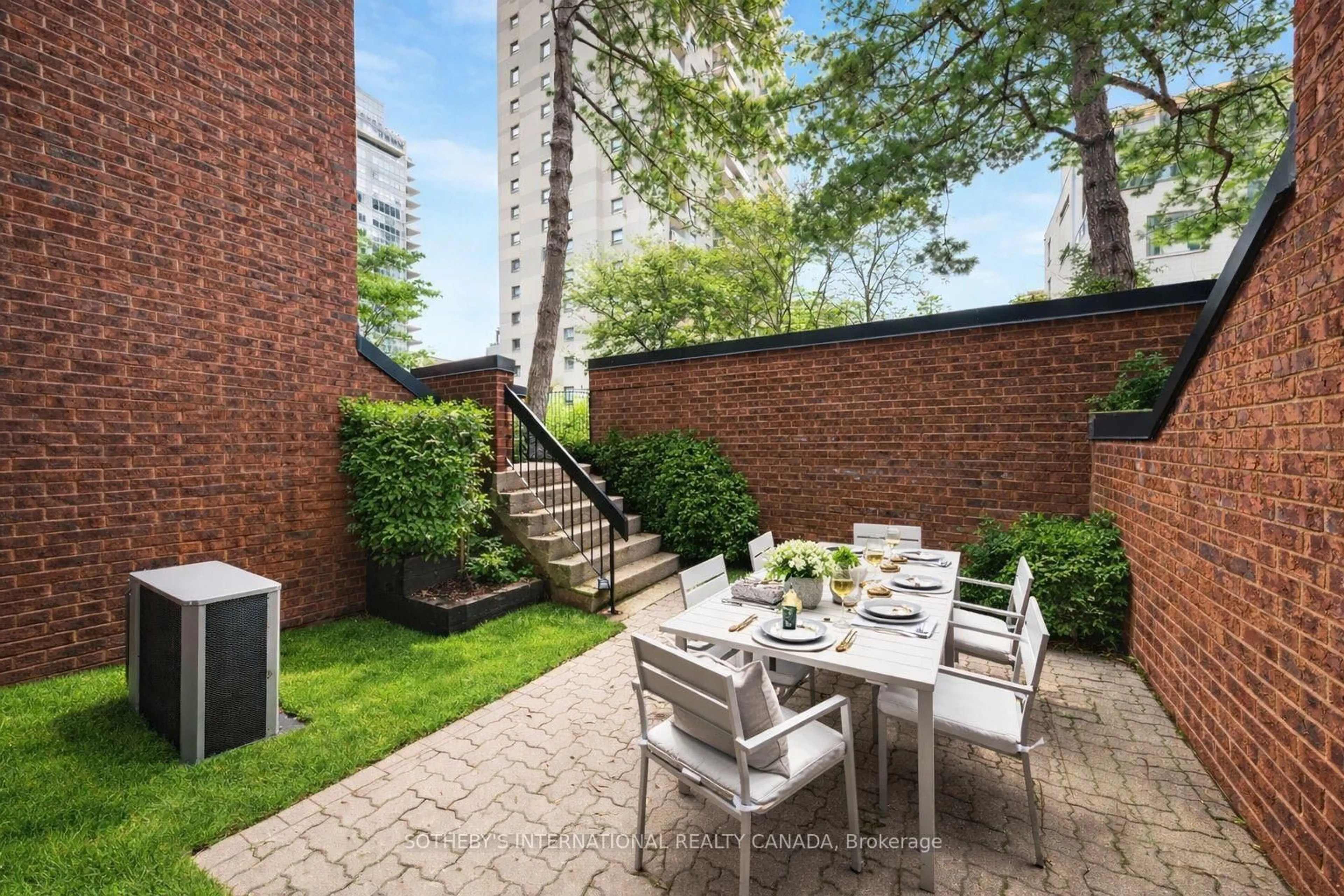 Patio, street for 142 Pears Ave #A4, Toronto Ontario M5R 1T2