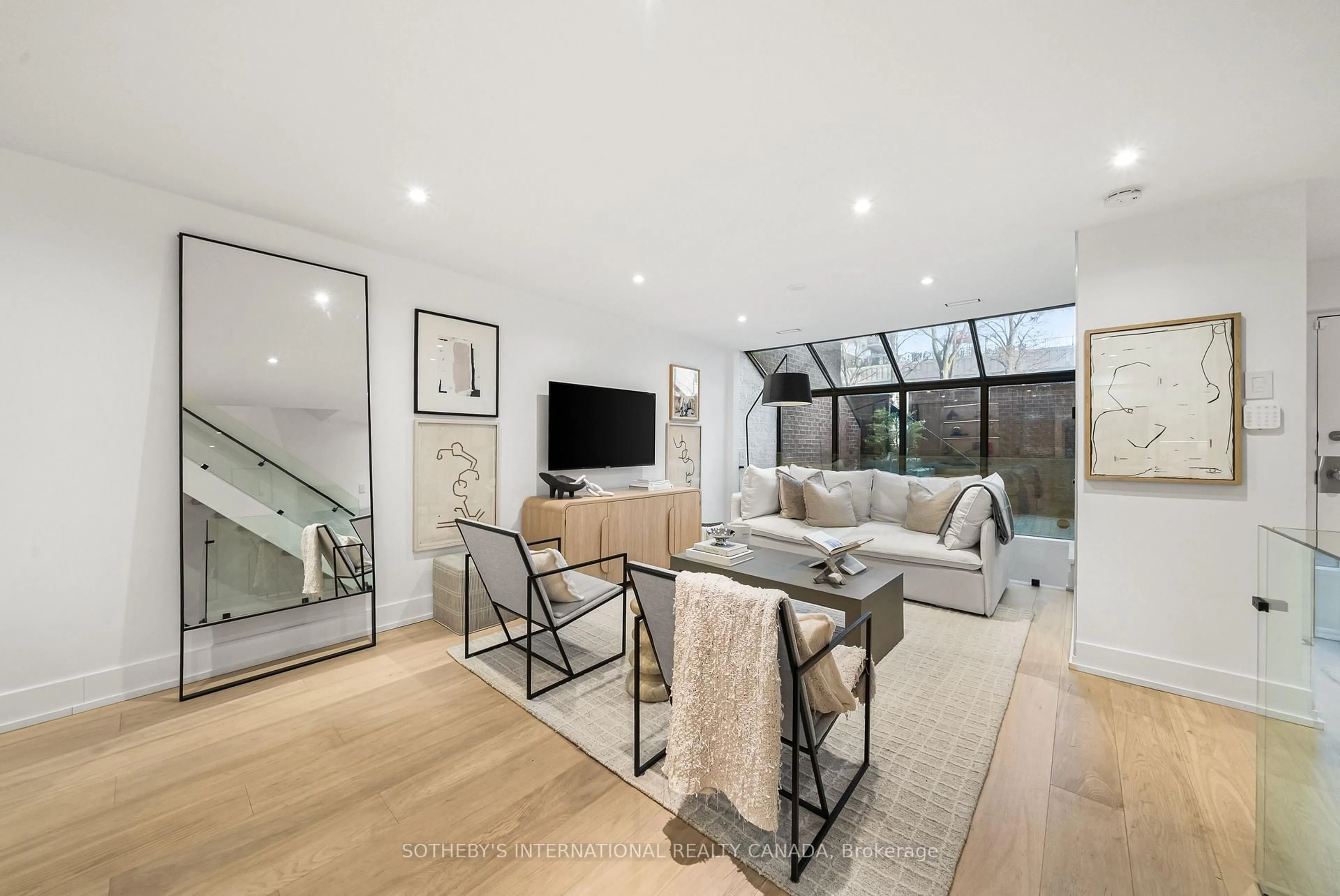 Unknown for 142 Pears Ave #A4, Toronto Ontario M5R 1T2