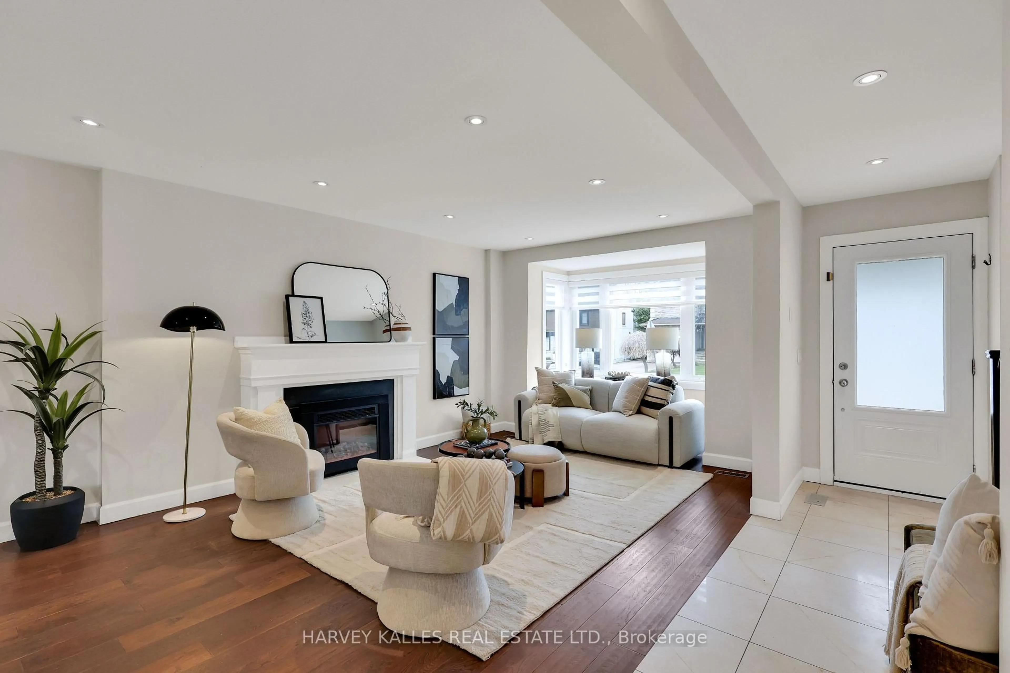 Living room with furniture, unknown for 320 Melrose Ave, Toronto Ontario M5M 1Z4