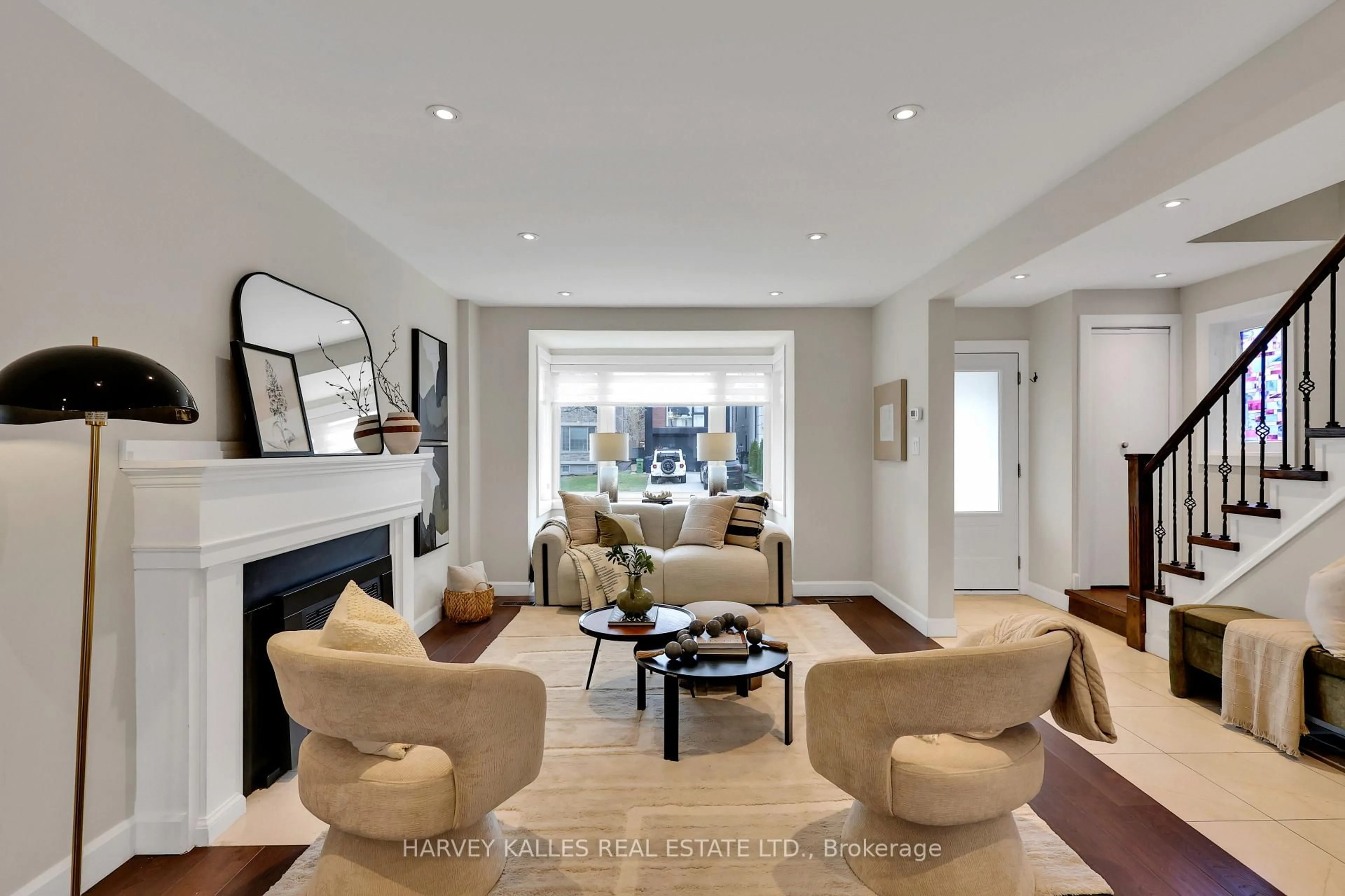 Living room with furniture, unknown for 320 Melrose Ave, Toronto Ontario M5M 1Z4