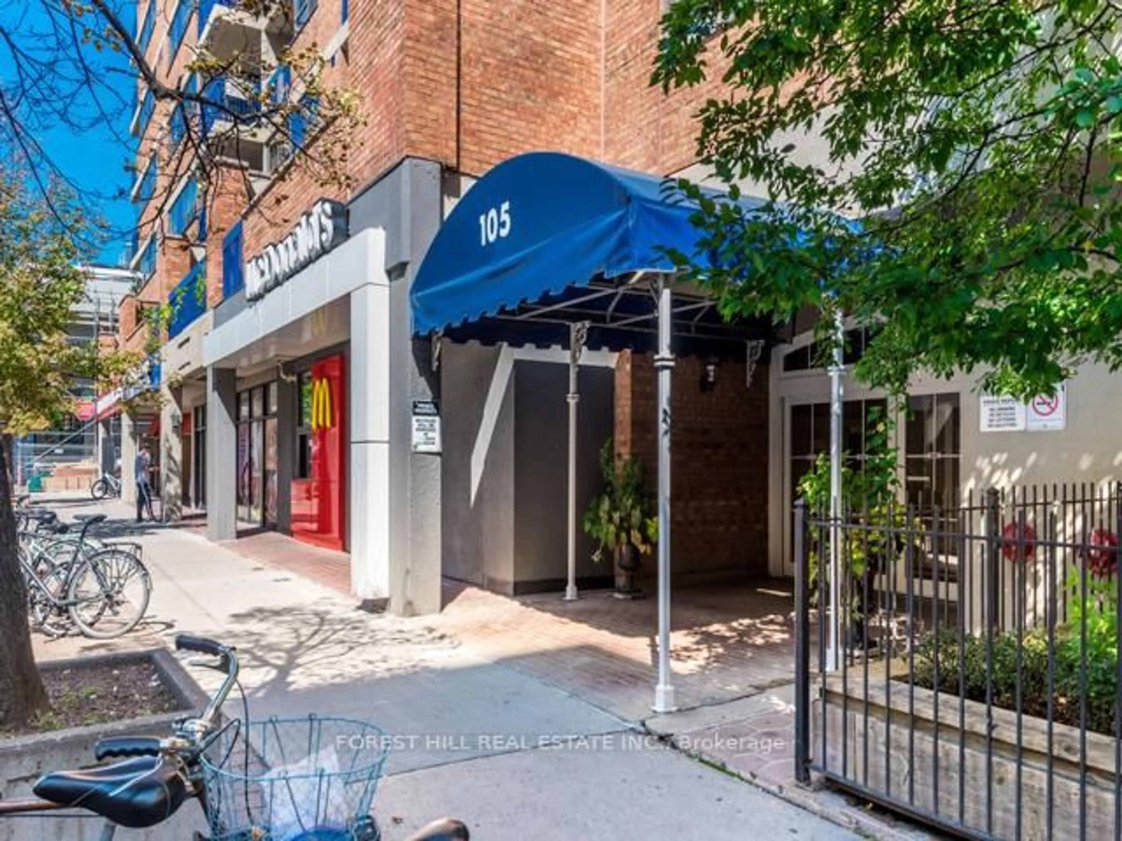 Patio, street for 105 Mccaul St #202, Toronto Ontario M5T 2X4