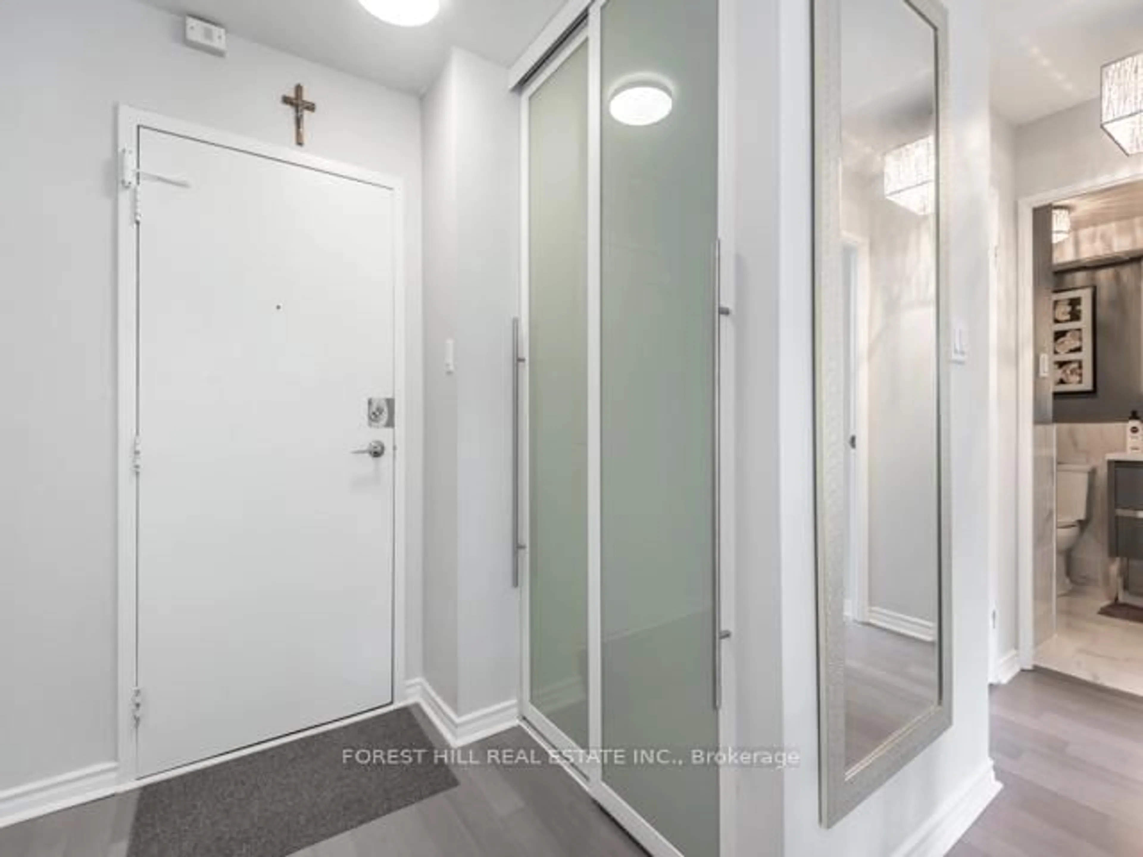 Indoor entryway for 105 Mccaul St #202, Toronto Ontario M5T 2X4
