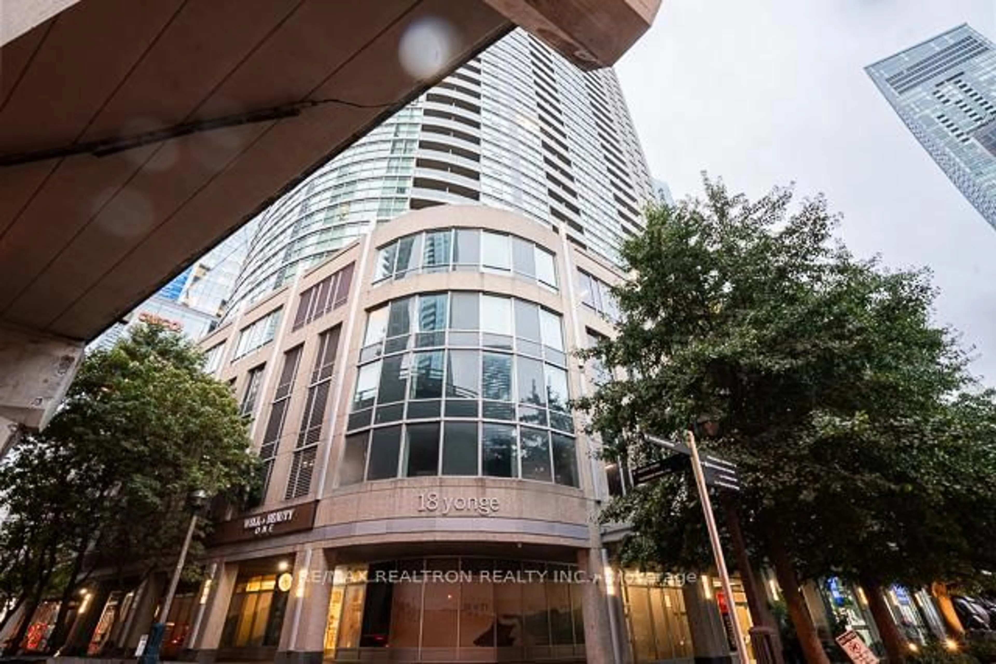 Indoor foyer for 18 Yonge St #808, Toronto Ontario M5E 1Z8