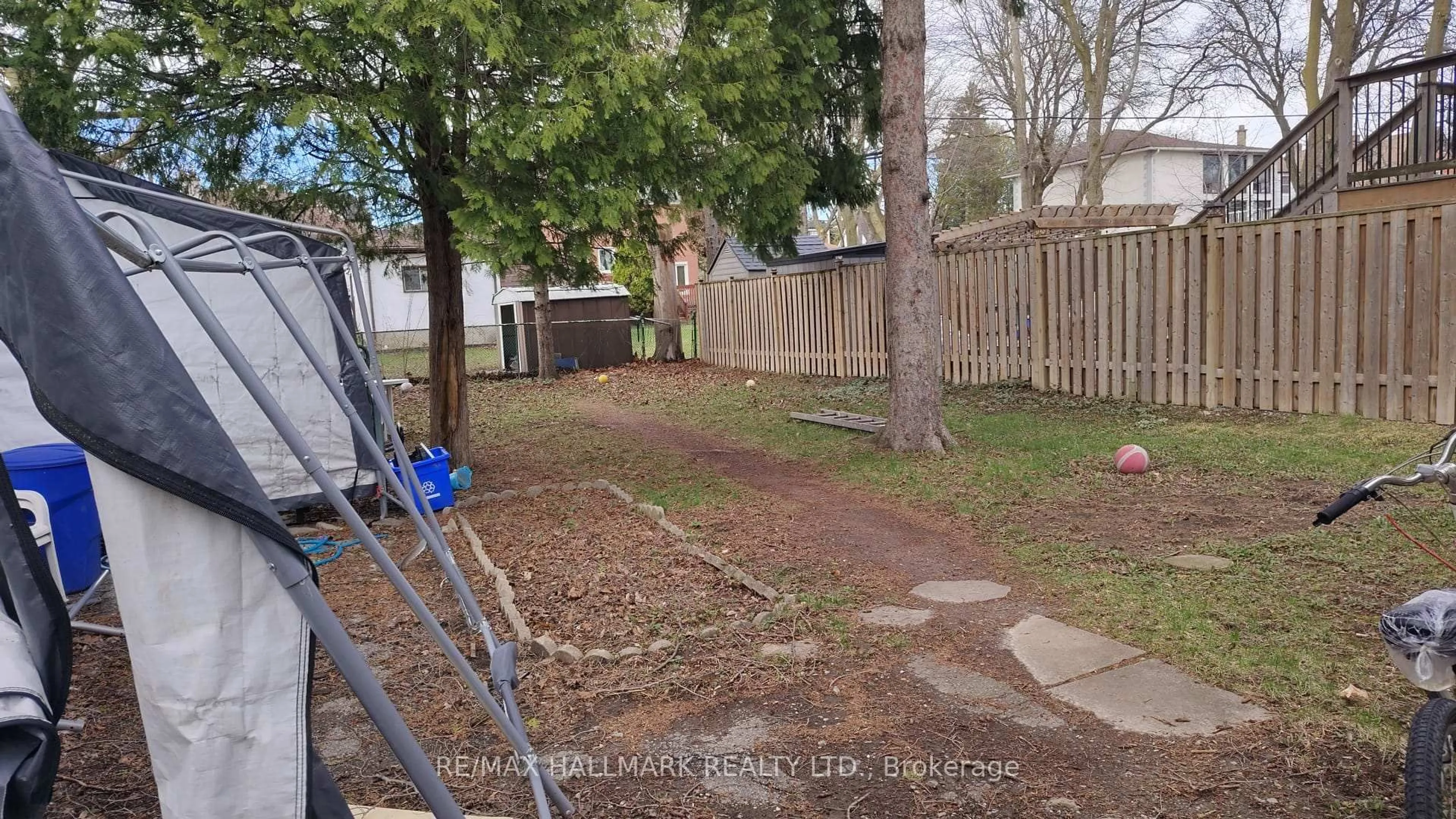 A pic from outside/outdoor area/front of a property/back of a property/a pic from drone, street for 46 Madawaska Ave, Toronto Ontario M2M 2P9