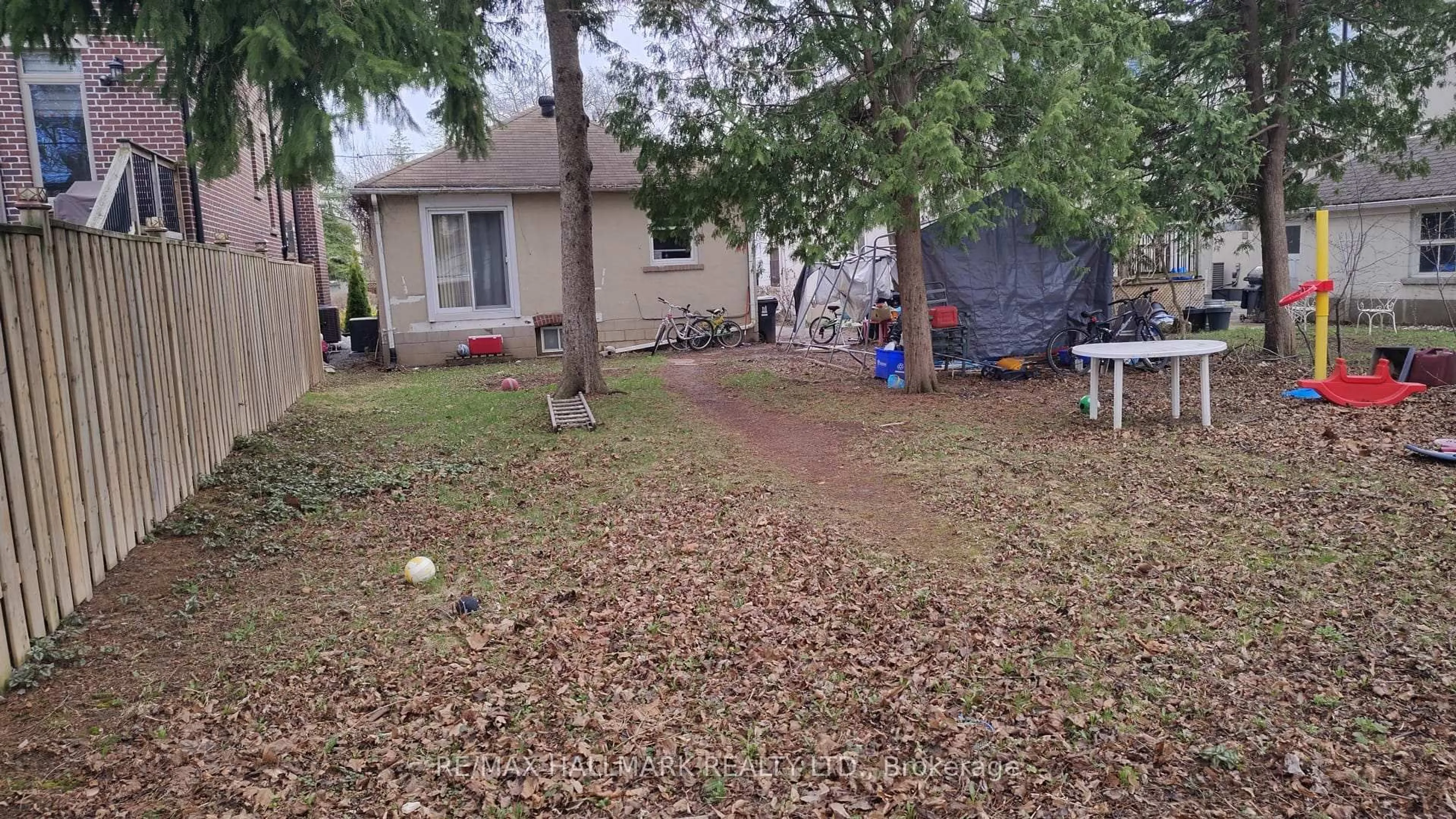 A pic from outside/outdoor area/front of a property/back of a property/a pic from drone, street for 46 Madawaska Ave, Toronto Ontario M2M 2P9