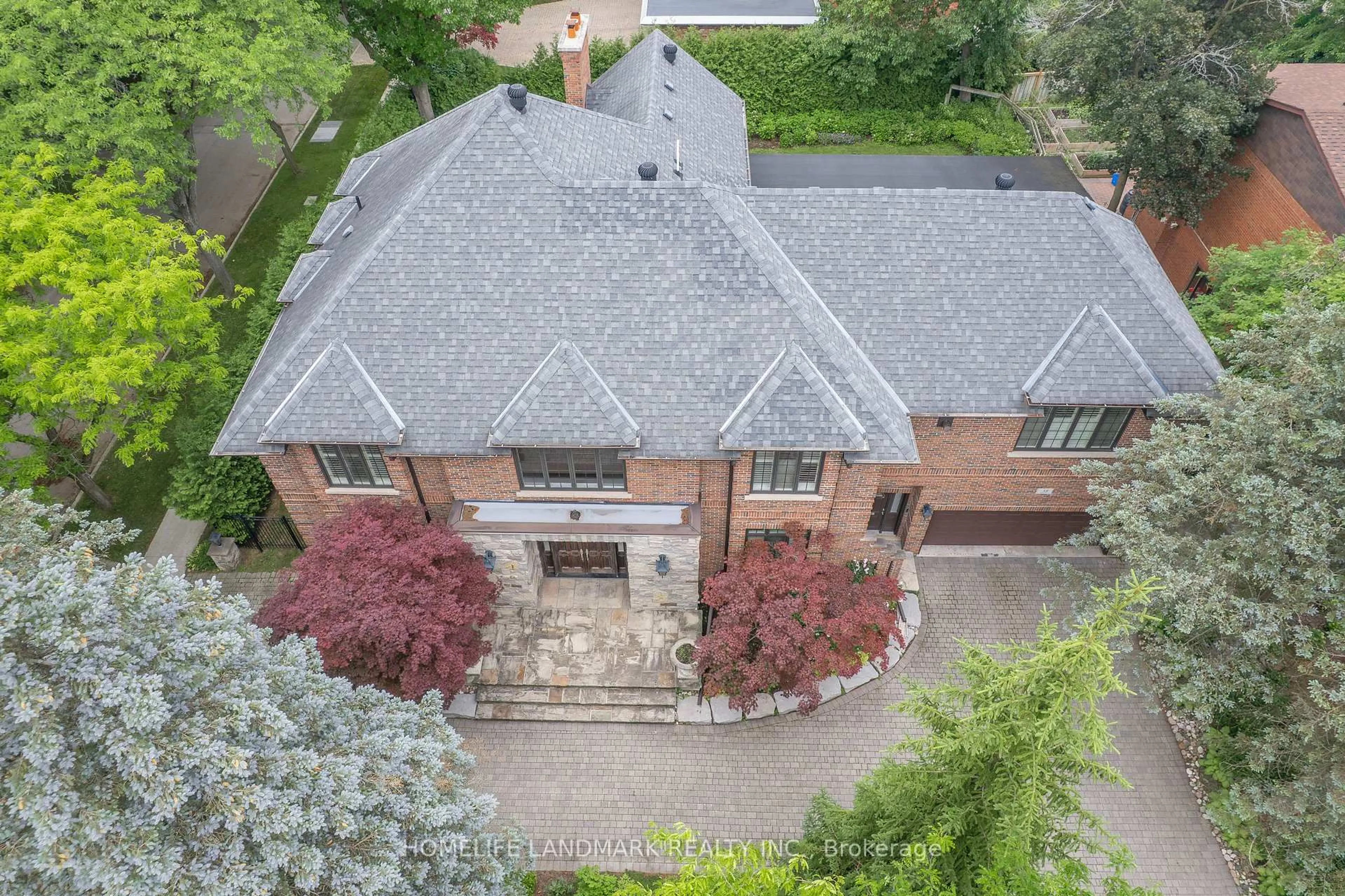 A pic from outside/outdoor area/front of a property/back of a property/a pic from drone, street for 38 Misty Cres, Toronto Ontario M3B 1T3