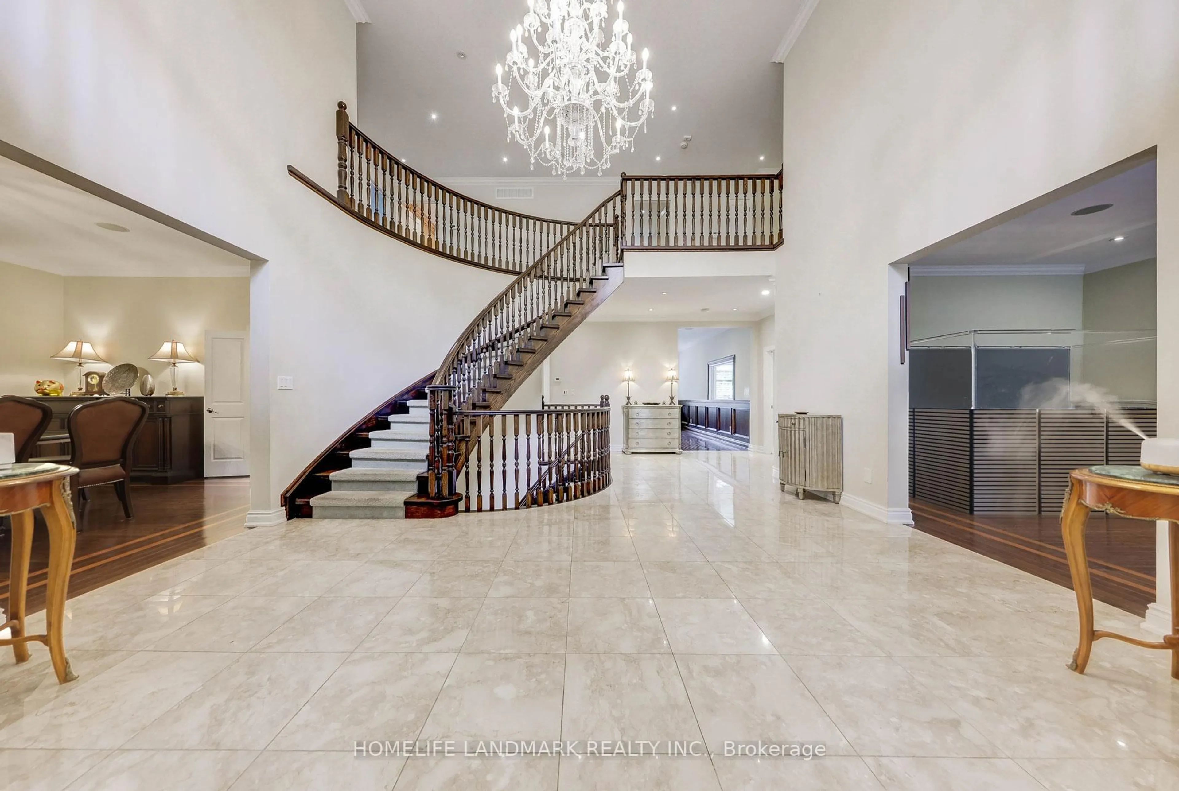 Indoor foyer for 38 Misty Cres, Toronto Ontario M3B 1T3