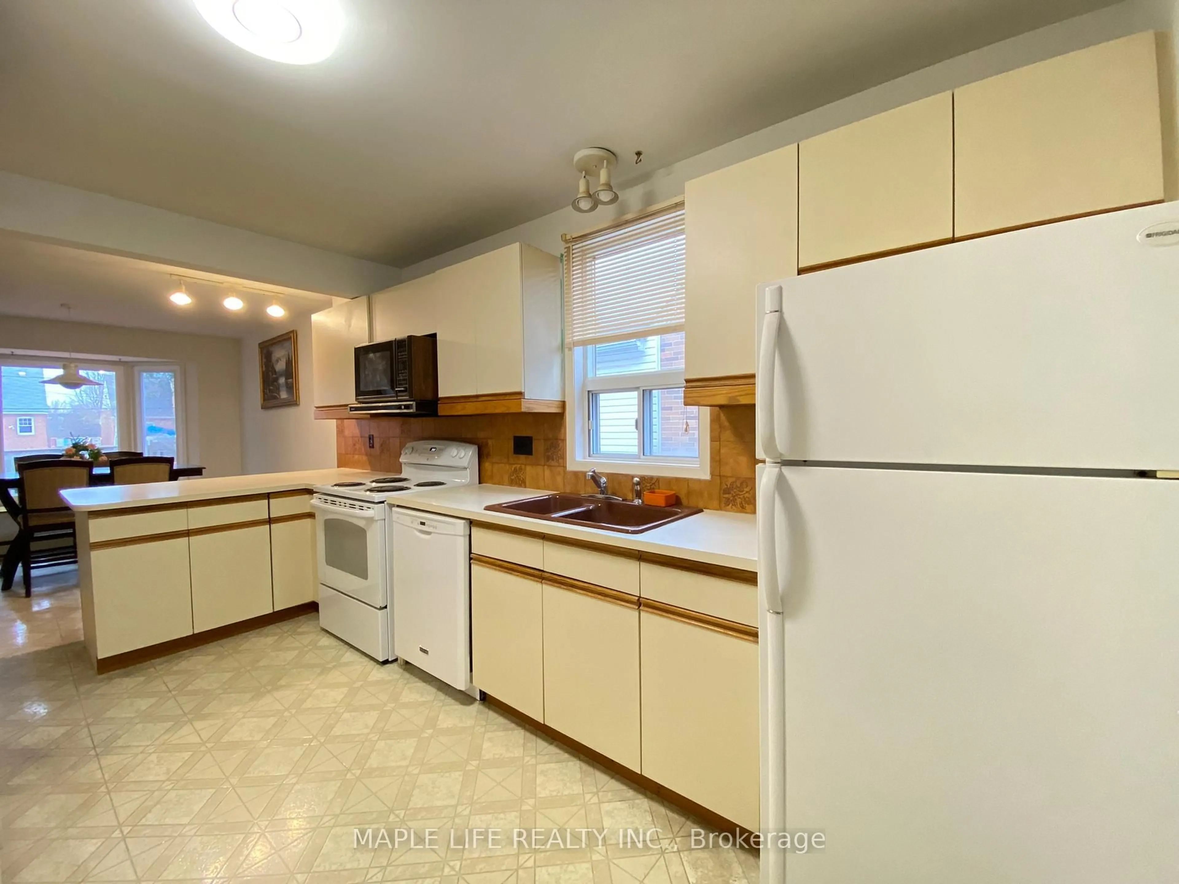 Standard kitchen, unknown for 16 Lyndale Dr, Toronto Ontario M2N 2Y1