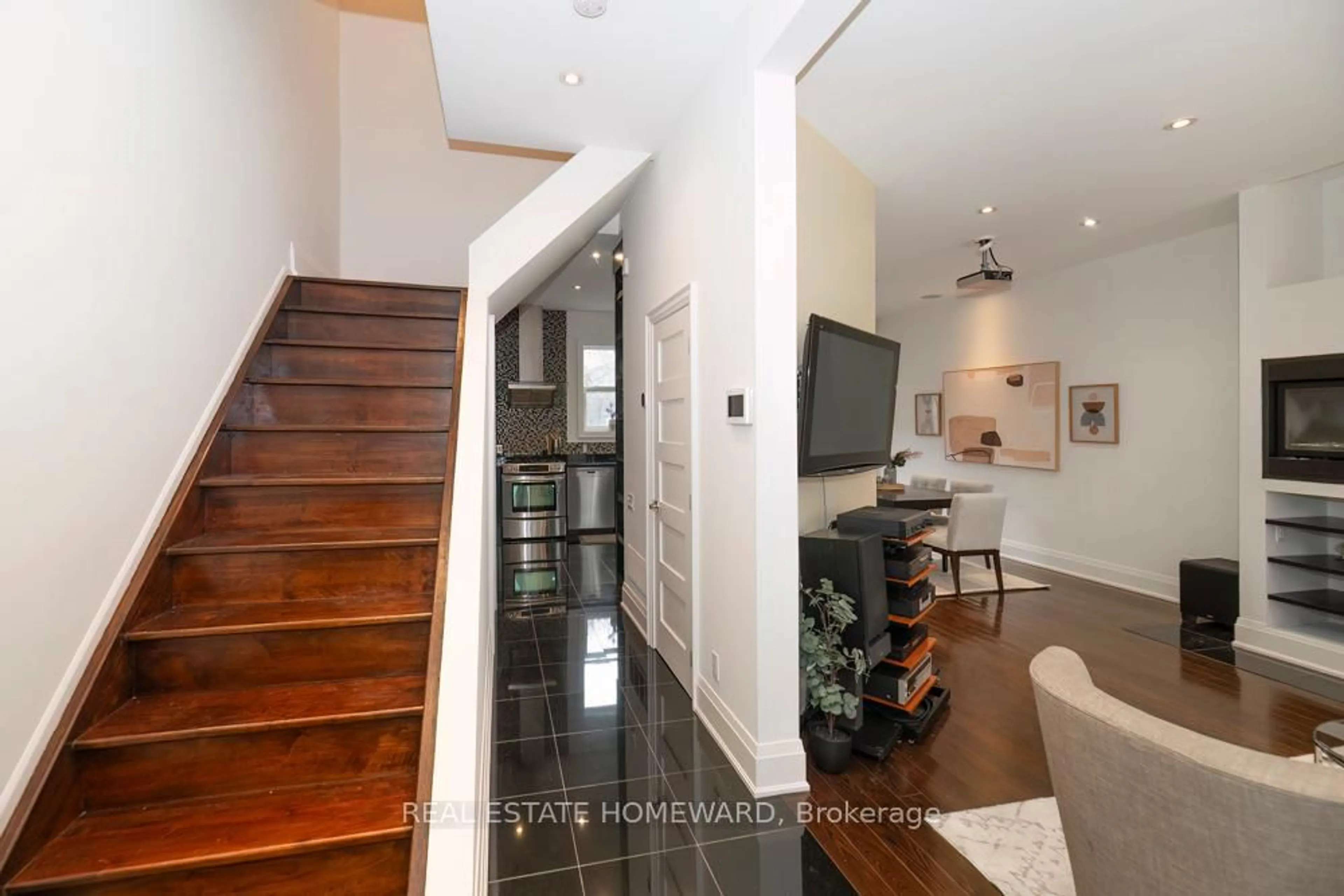 Unknown for 136 Spruce St, Toronto Ontario M5A 2J5