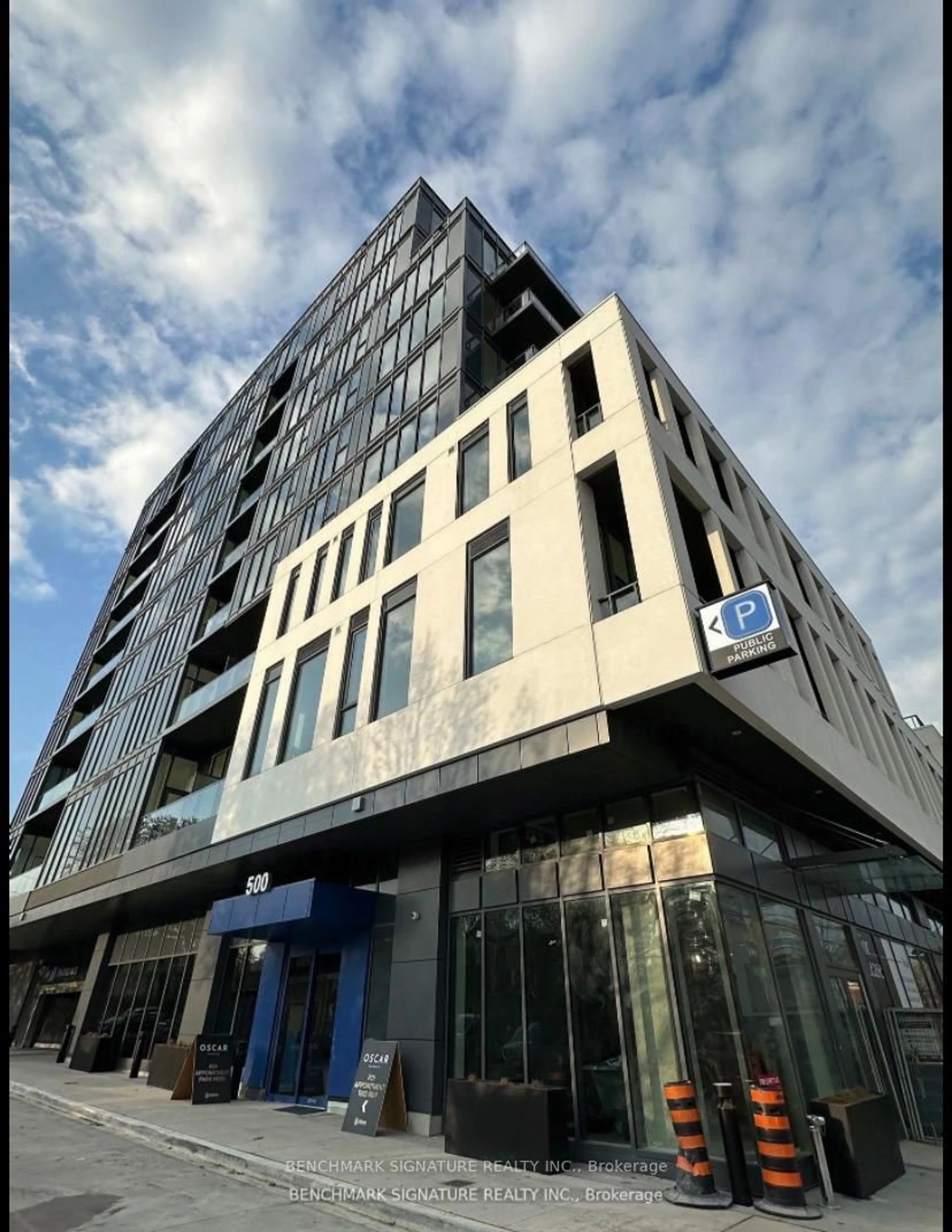 Indoor foyer for 500 Dupont St #709, Toronto Ontario M6G 1Y7