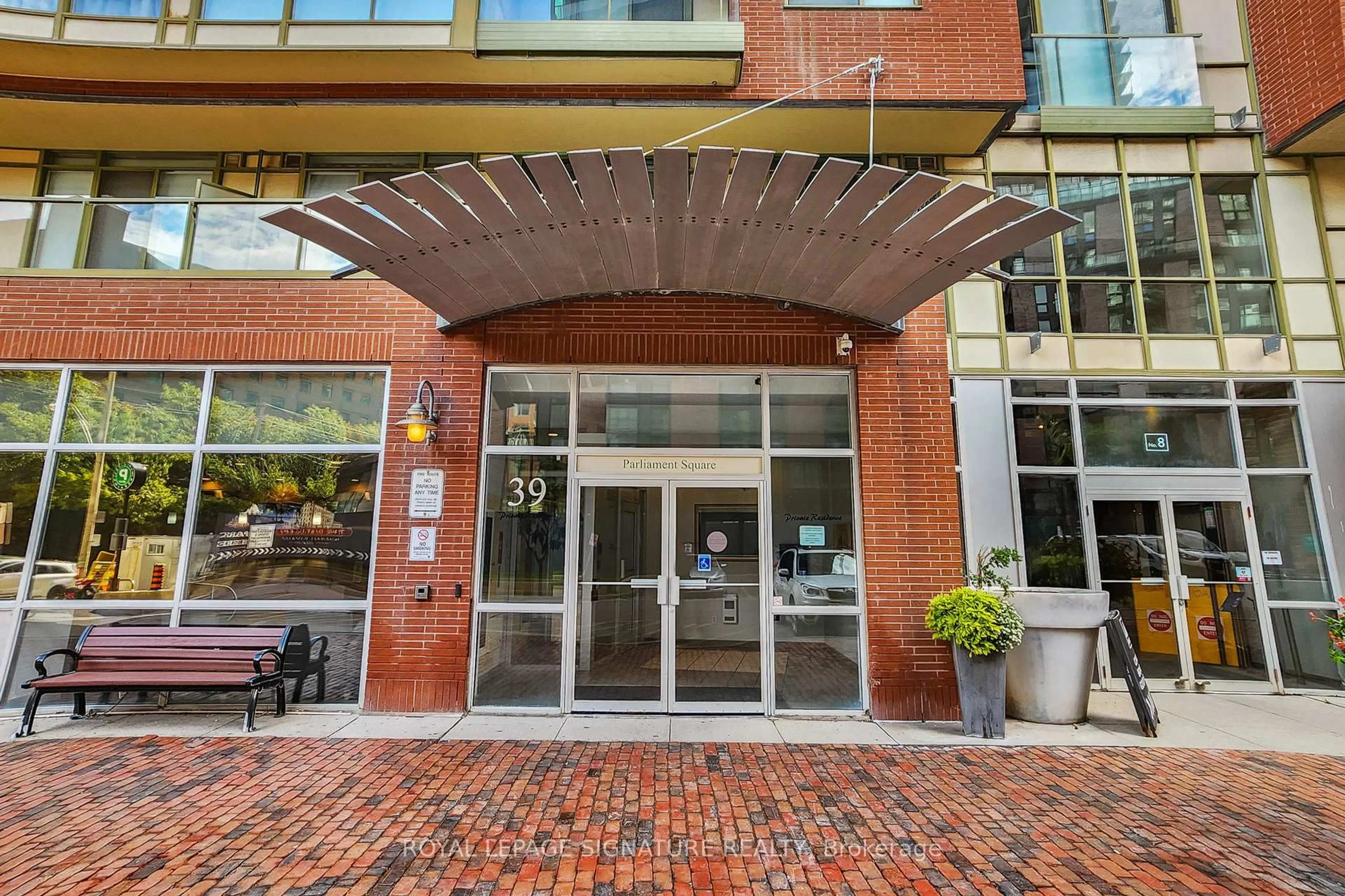 Patio, building for 39 Parliament St #1205, Toronto Ontario M5A 4R2