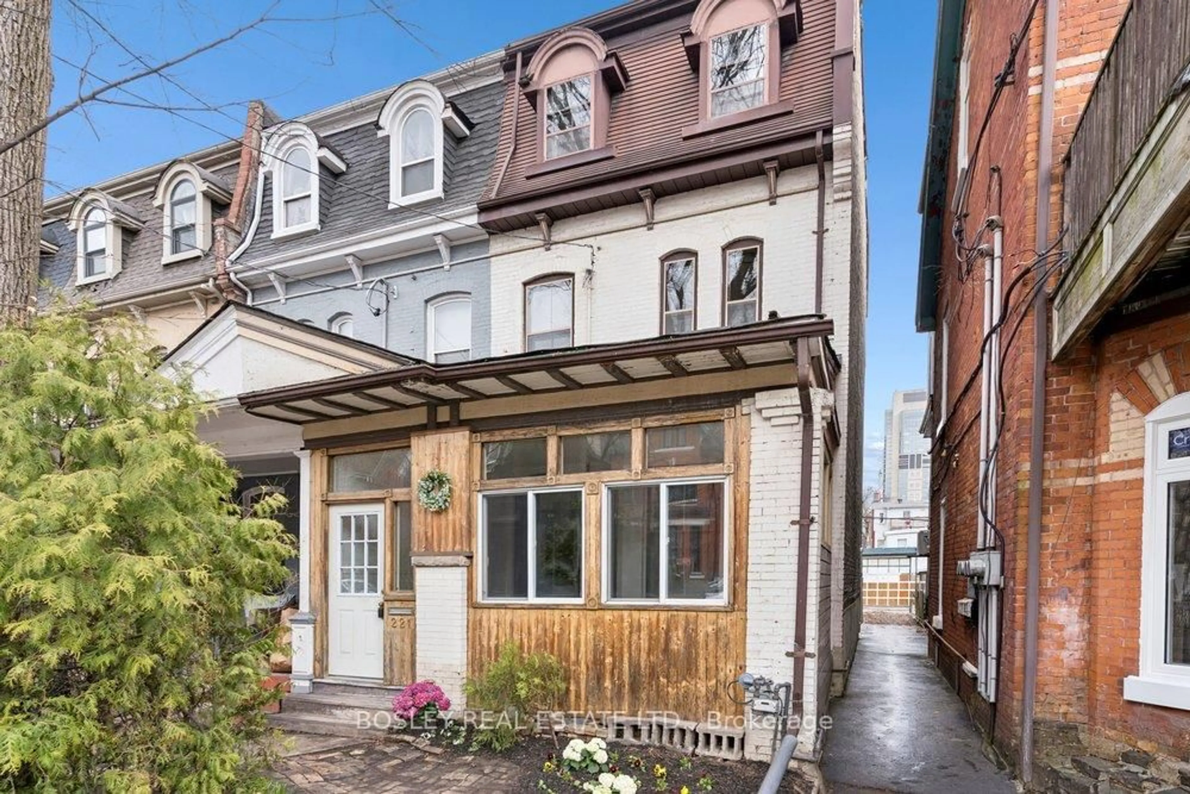 Unknown for 221 Beverley St, Toronto Ontario M5T 1Z4