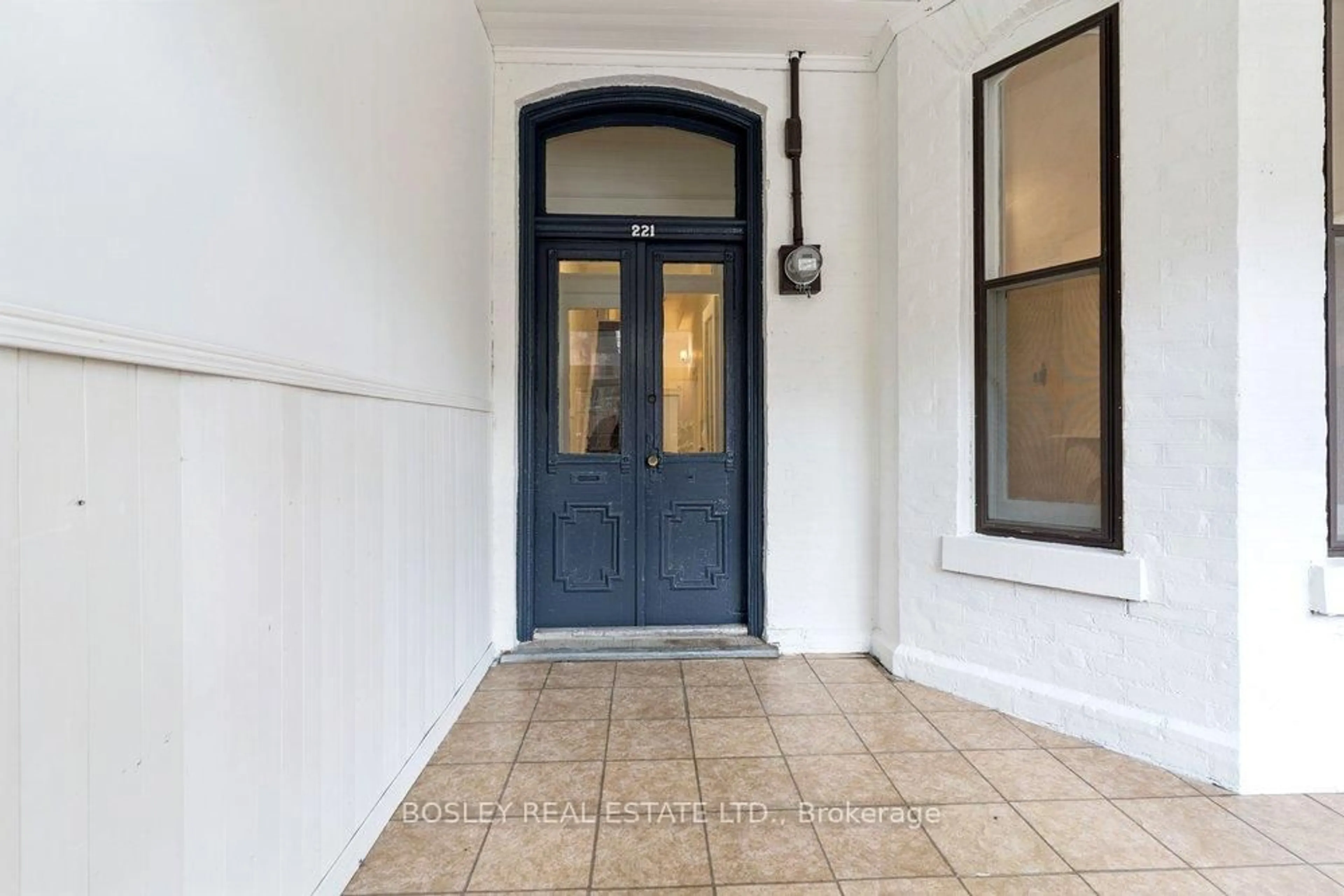Indoor entryway for 221 Beverley St, Toronto Ontario M5T 1Z4
