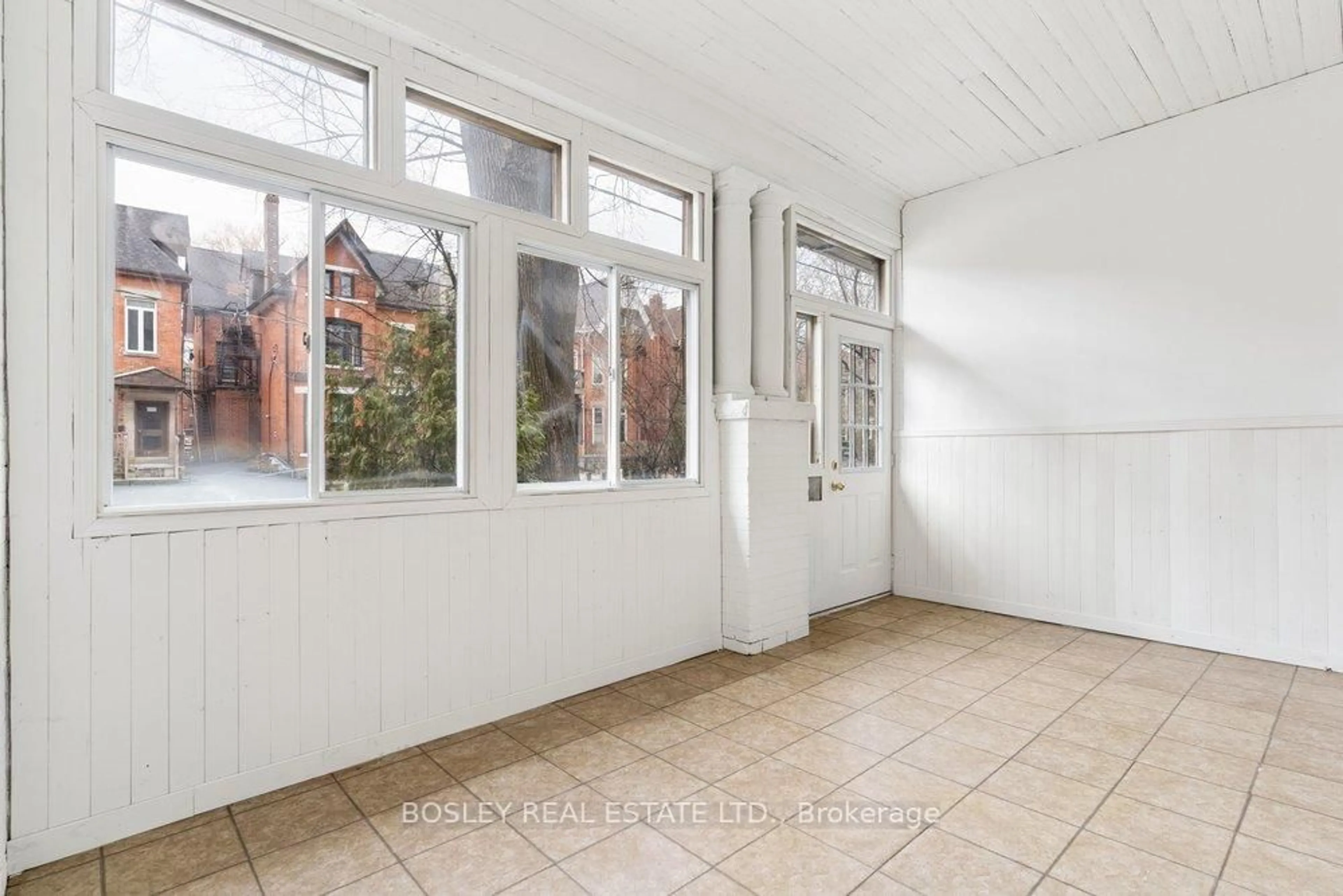 A pic of a room for 221 Beverley St, Toronto Ontario M5T 1Z4