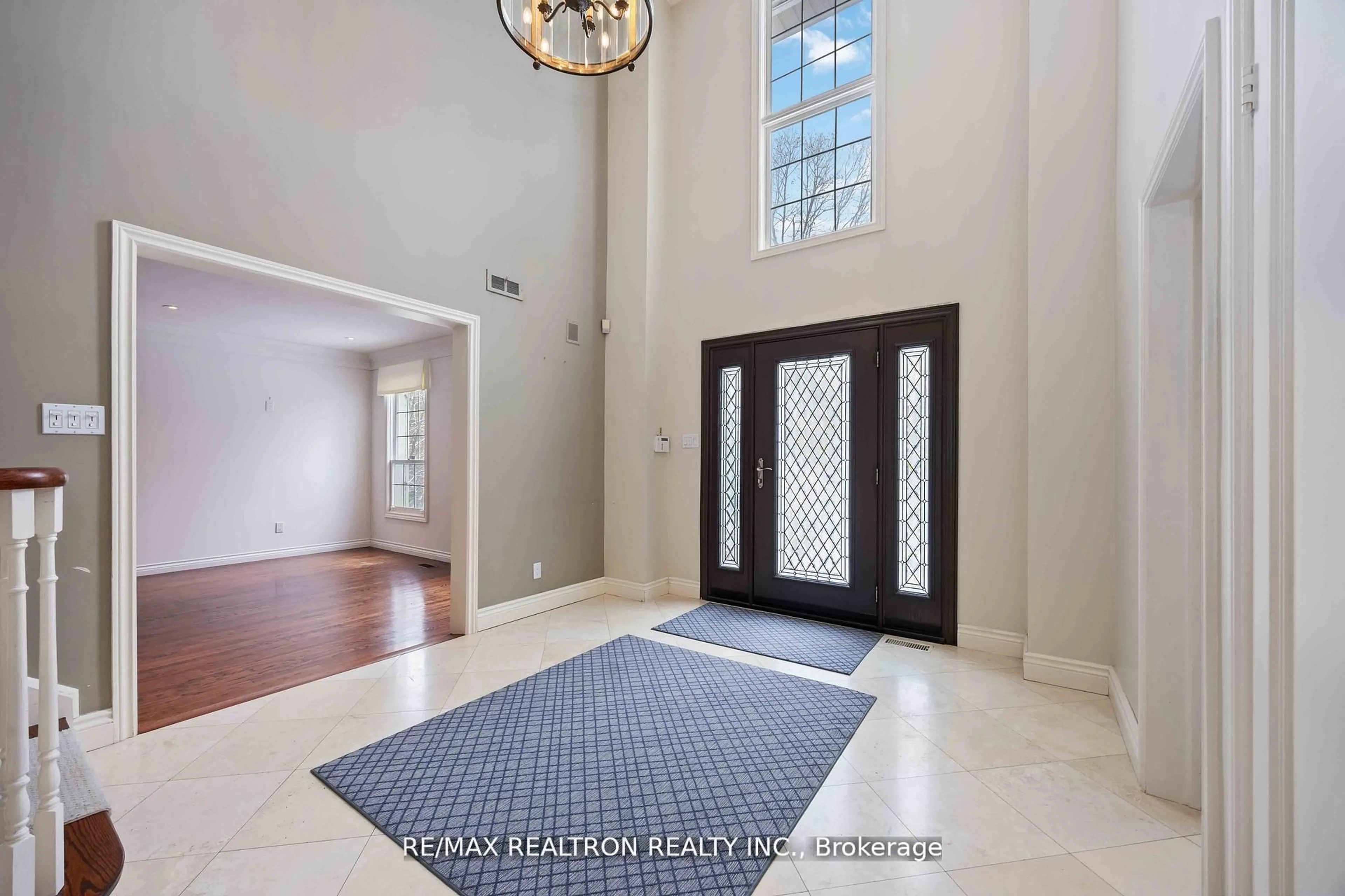 Indoor entryway for 12 Donwoods Dr, Toronto Ontario M4N 2G1