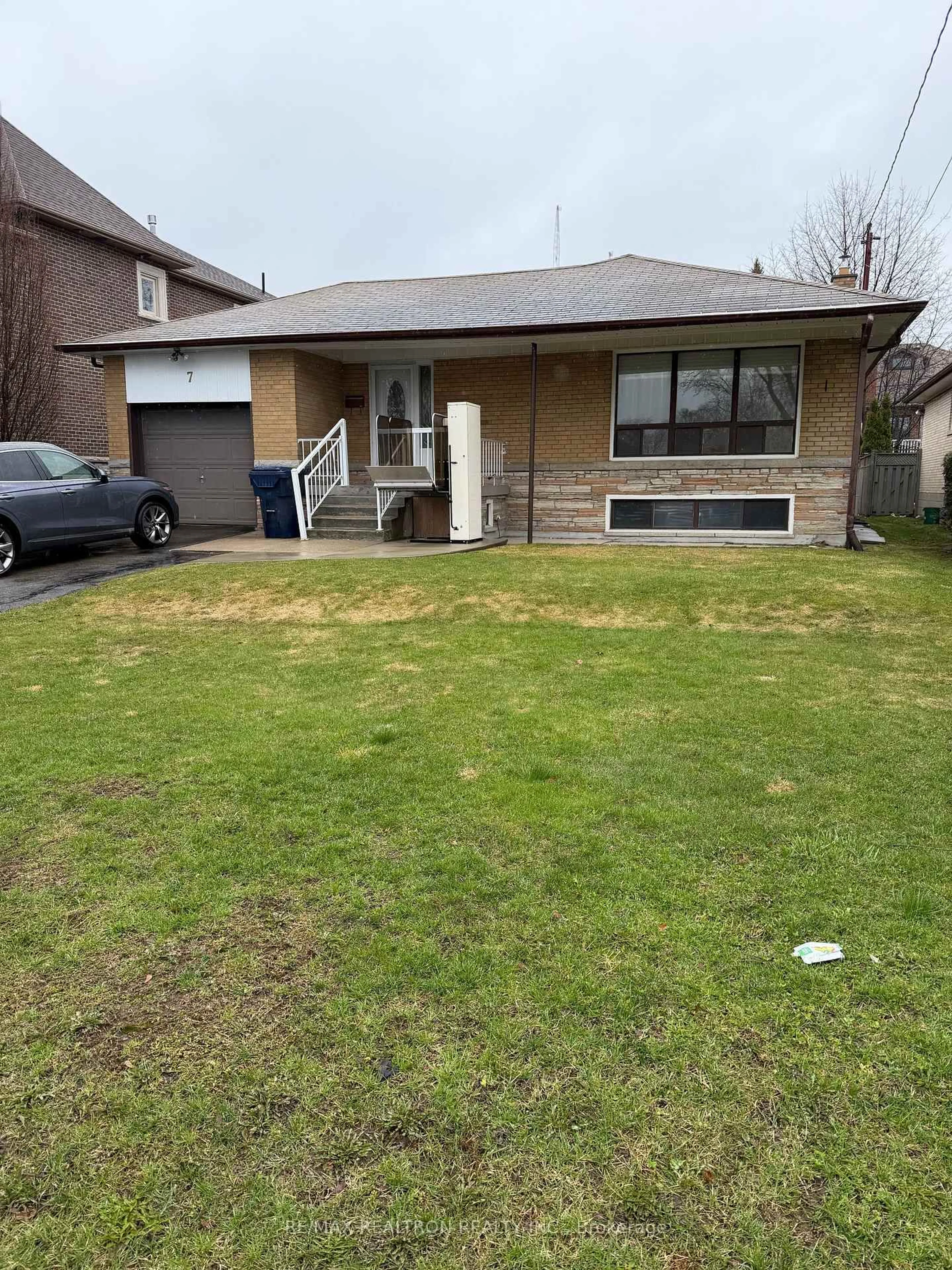 Unknown for 7 Amos Cres, Toronto Ontario M3H 3X8