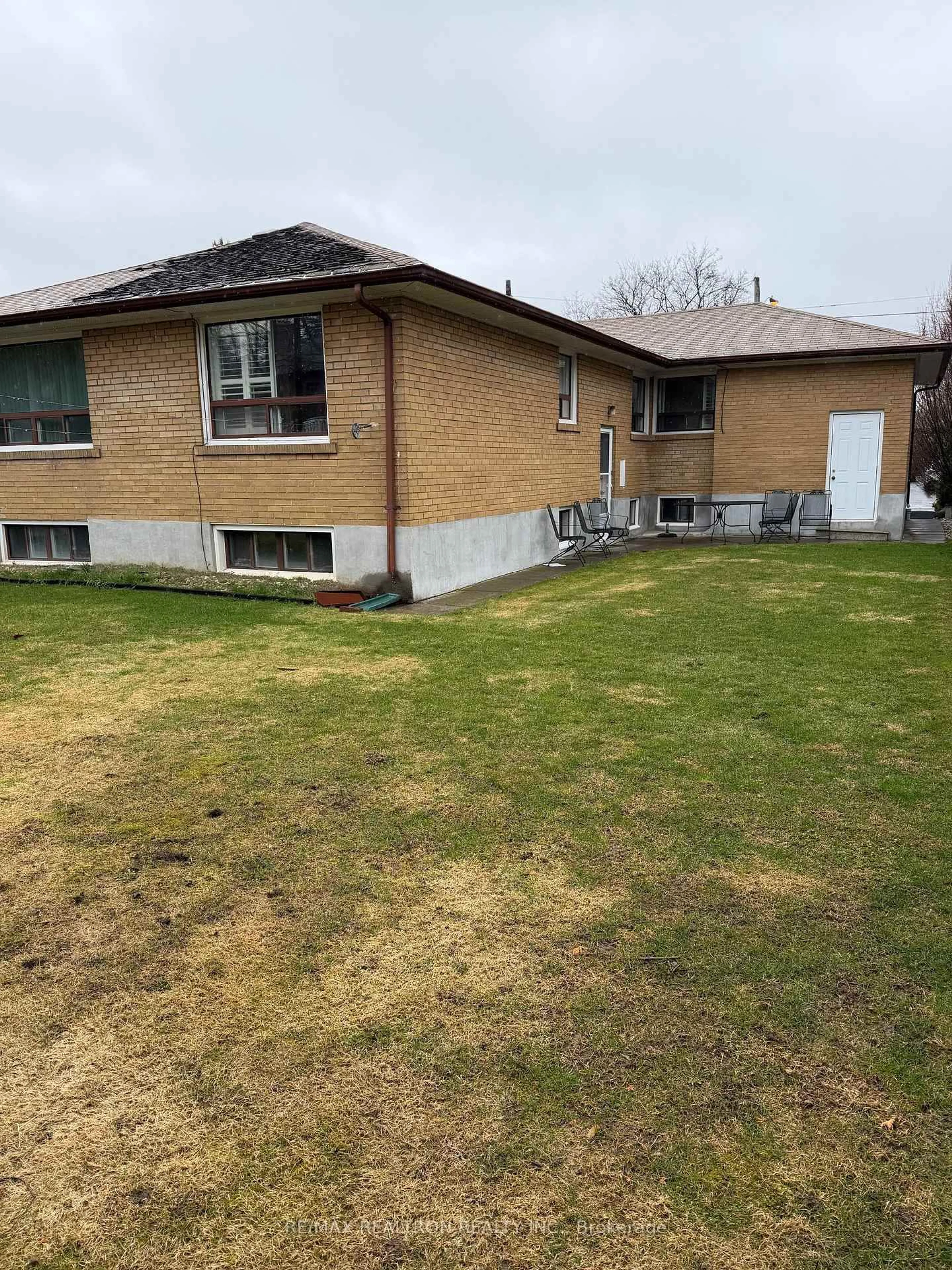 A pic from outside/outdoor area/front of a property/back of a property/a pic from drone, street for 7 Amos Cres, Toronto Ontario M3H 3X8