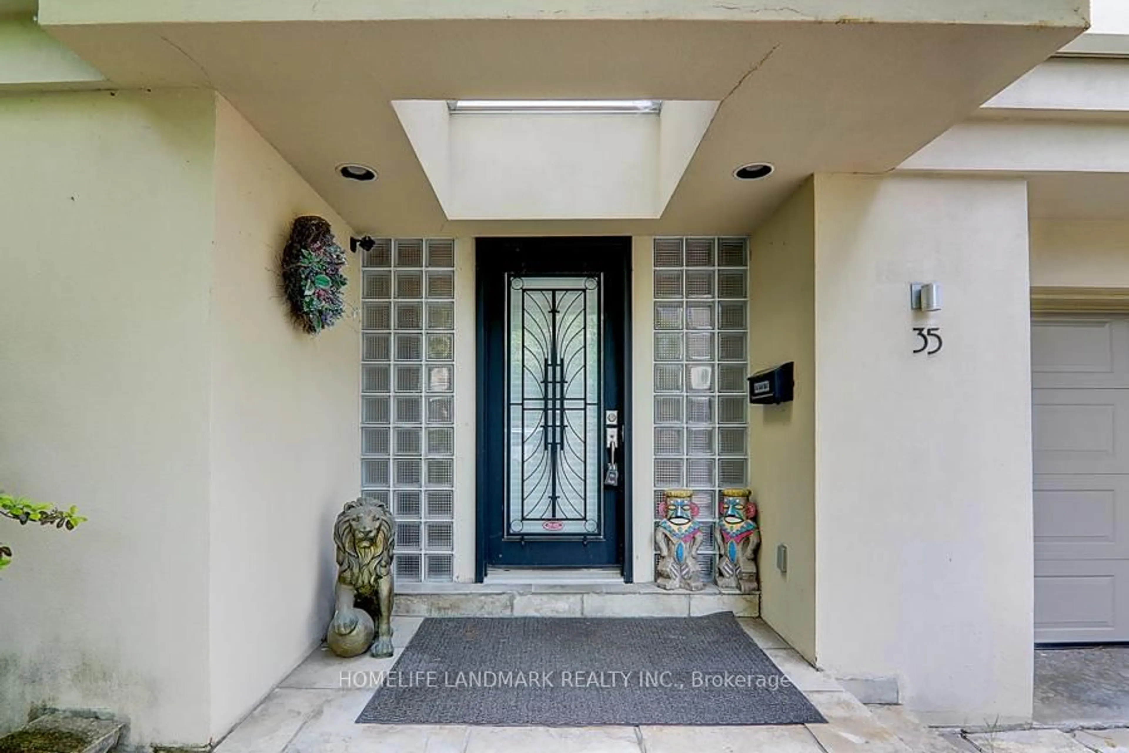 Indoor entryway for 35 Gardiner Rd, Toronto Ontario M5P 3B6