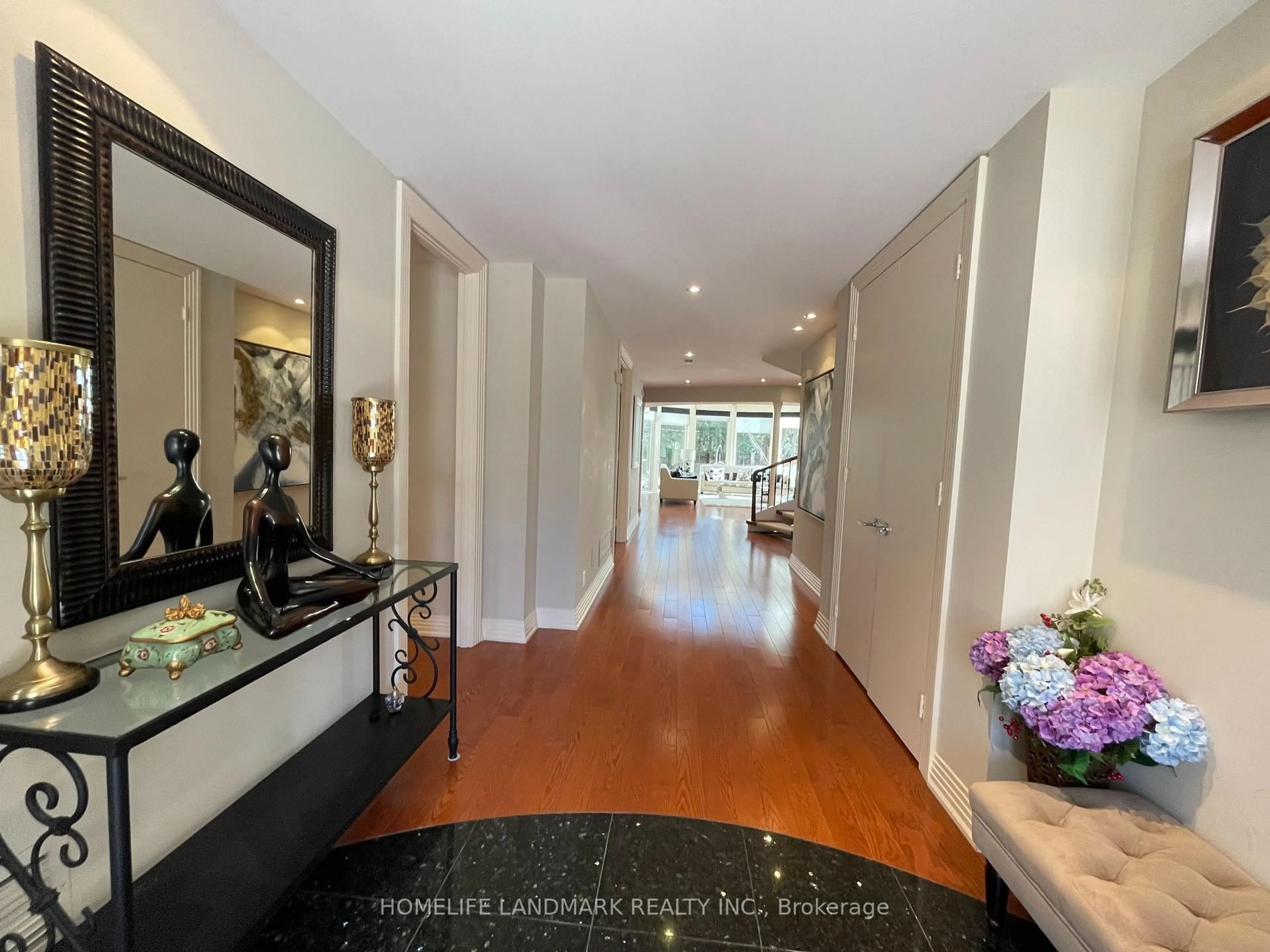 Indoor foyer for 35 Gardiner Rd, Toronto Ontario M5P 3B6