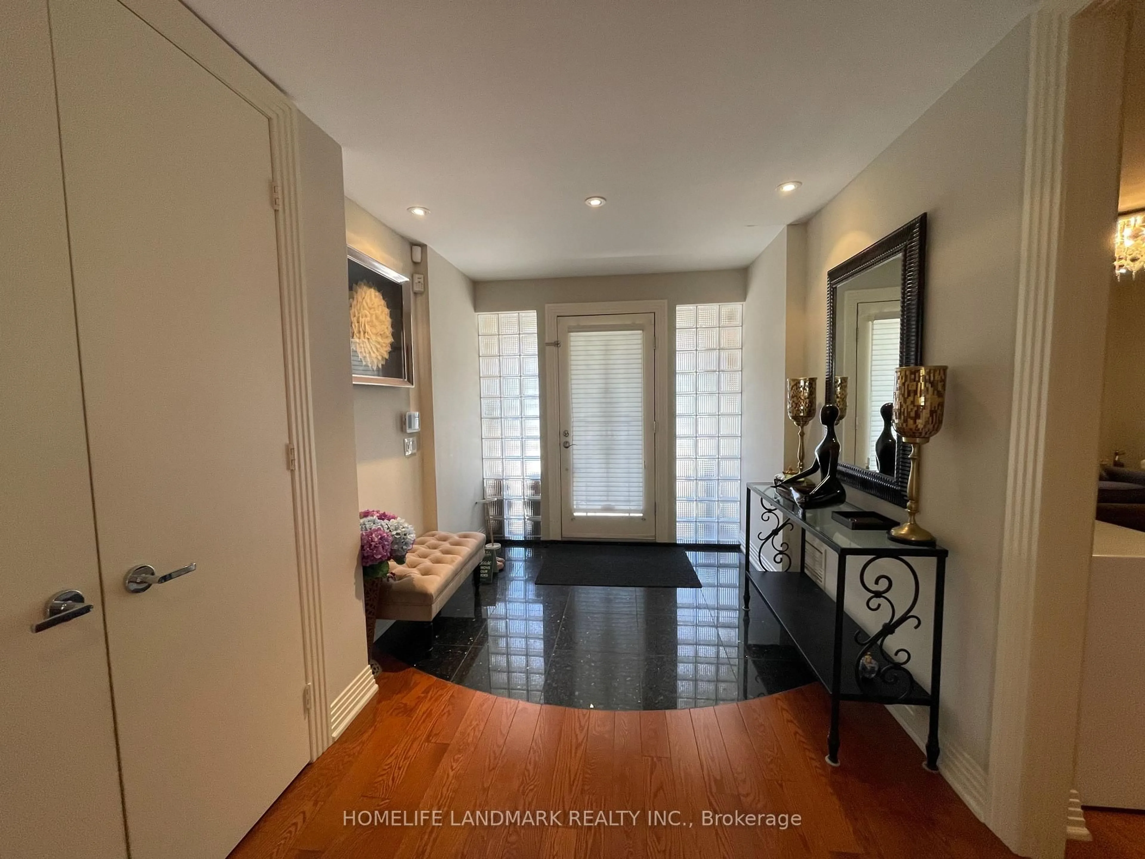 Indoor entryway for 35 Gardiner Rd, Toronto Ontario M5P 3B6