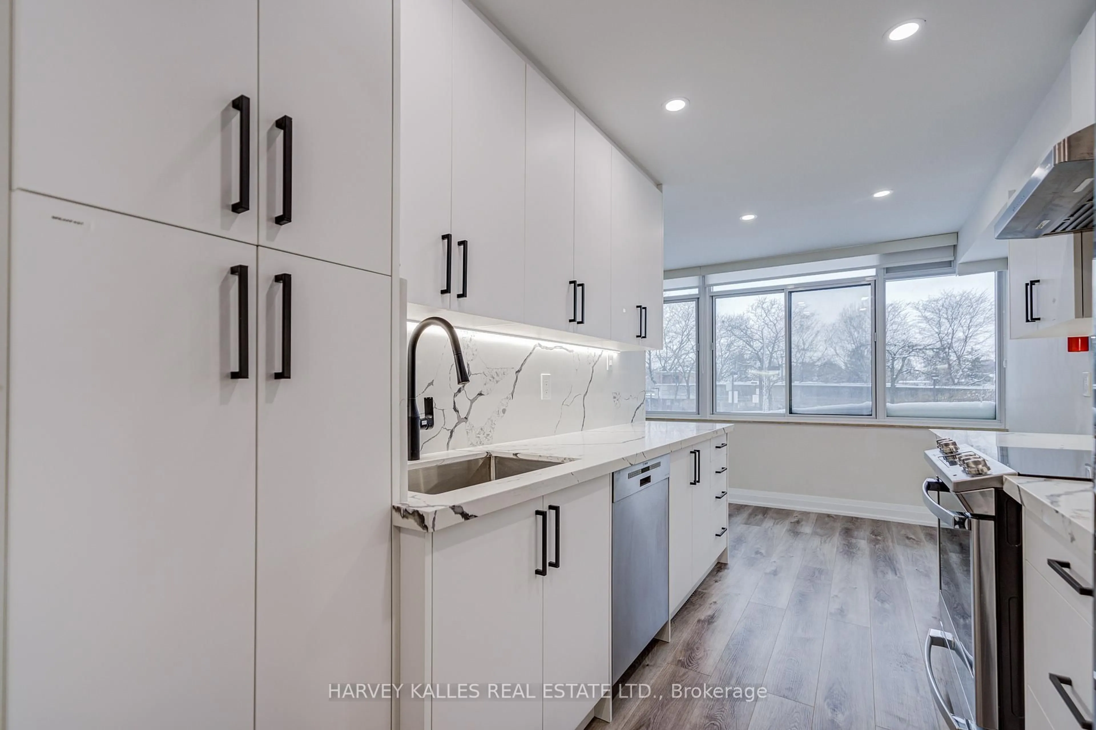 Contemporary kitchen, unknown for 3000 Bathurst St #109, Toronto Ontario M6B 3B4