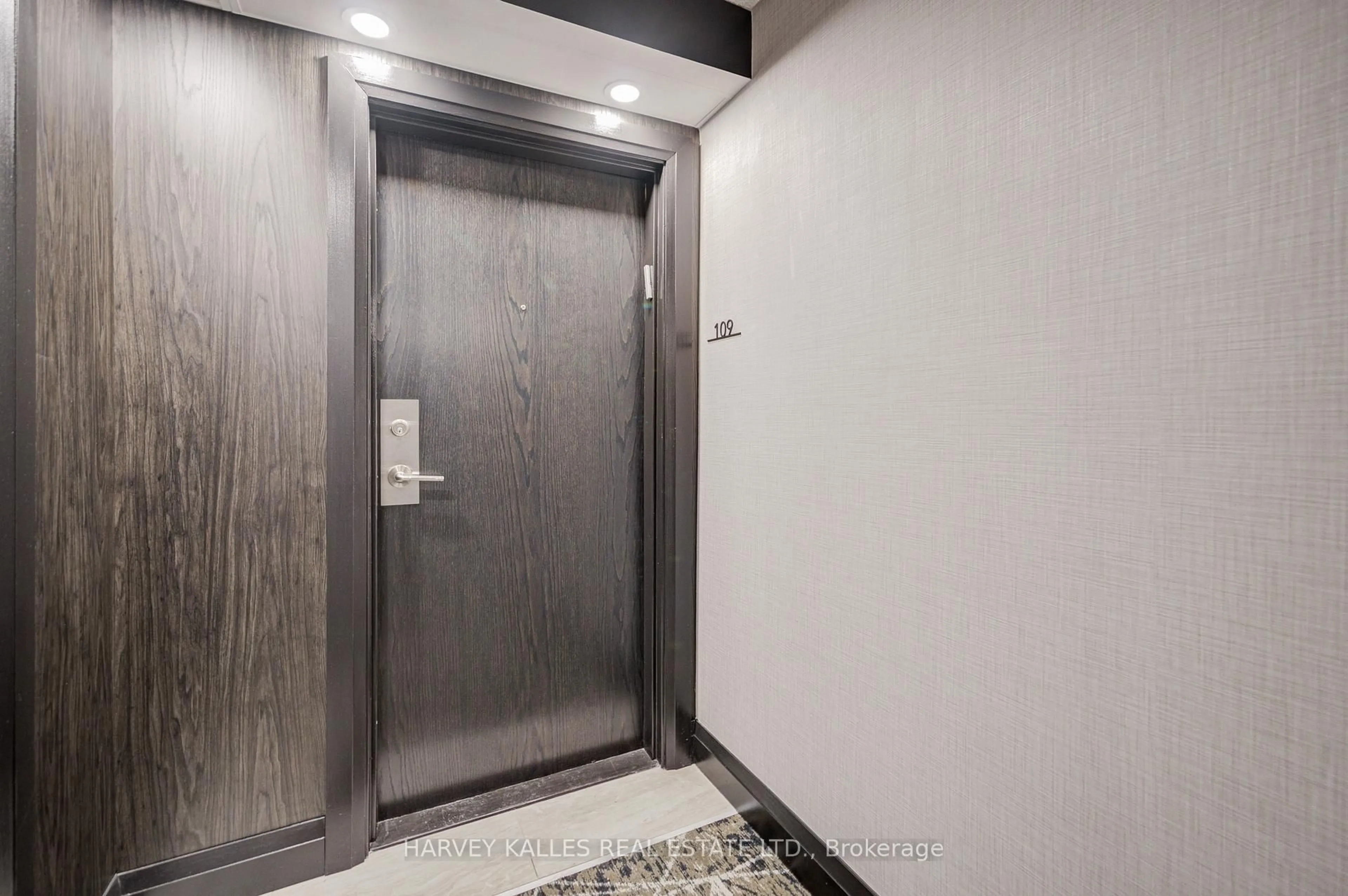 Indoor foyer for 3000 Bathurst St #109, Toronto Ontario M6B 3B4