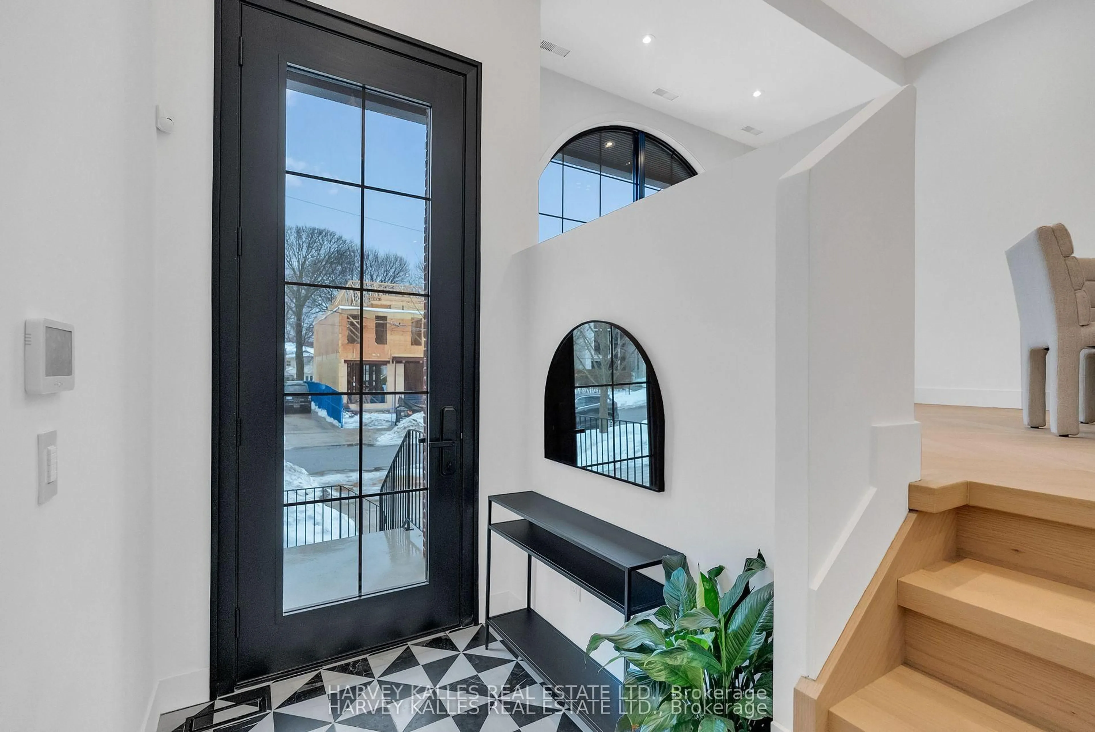 Indoor entryway for 101 Briar Hill Ave, Toronto Ontario M4R 1H8