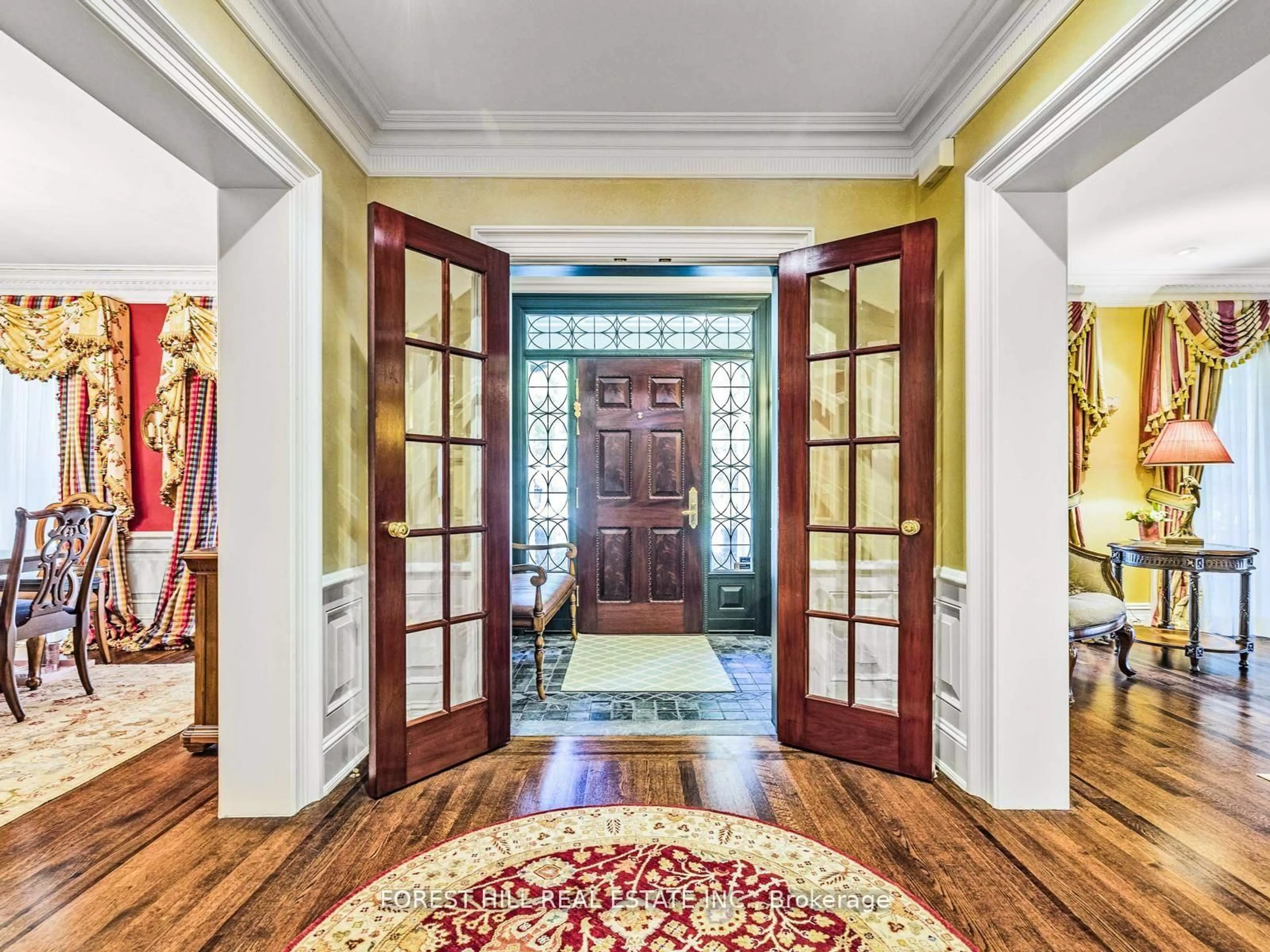 Indoor entryway for 11 Dewbourne Ave, Toronto Ontario M5P 1Z3